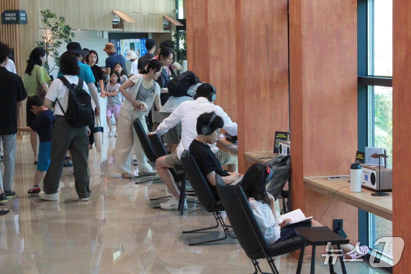 본문 이미지 - 북적이는 전주아중호수도서관. 2025.6.29/뉴스1 신준수 기자