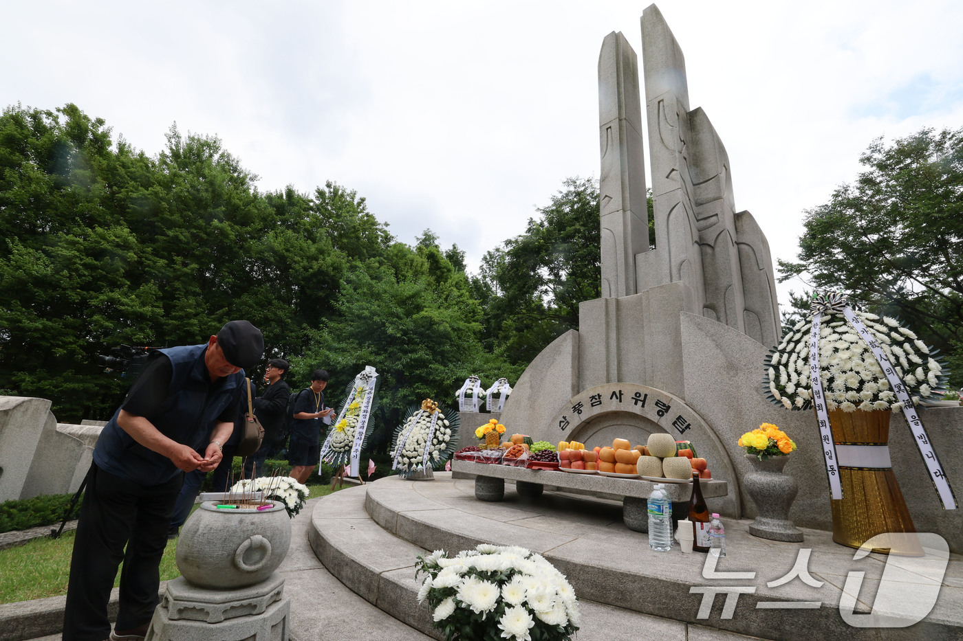 (서울=뉴스1) 박세연 기자 = 29일 서울 서초구 매헌시민의숲 삼풍참사위령탑에서 열린 삼풍백화점 붕괴 참사 30주기 추모식에서 참석자가 참배를 하고 있다. 2025.6.29/뉴스 …