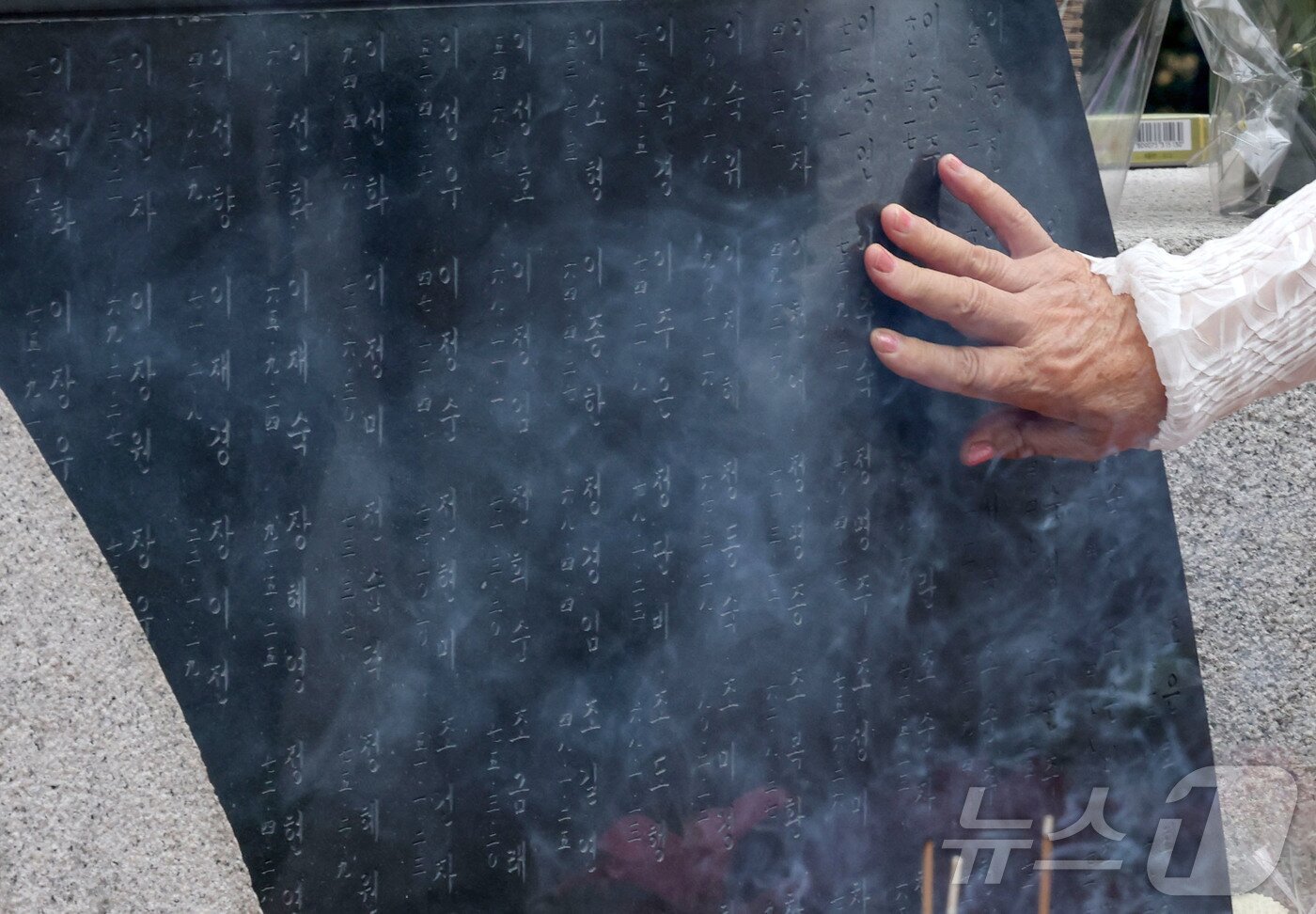 본문 이미지 - 29일 서울 서초구 매헌시민의숲 삼풍참사위령탑에서 열린 삼풍백화점 붕괴 참사 30주기 추모식에서 한 유가족이 위령탑의 희생자 이름을 어루만지고 있다. 2025.6.29/뉴스1 ⓒ News1 박세연 기자