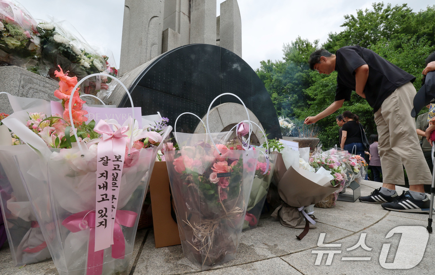 (서울=뉴스1) 박세연 기자 = 29일 서울 서초구 매헌시민의숲 삼풍참사위령탑에서 열린 삼풍백화점 붕괴 참사 30주기 추모식에서 참석자들이 참배를 하고 있다. 2025.6.29/뉴 …