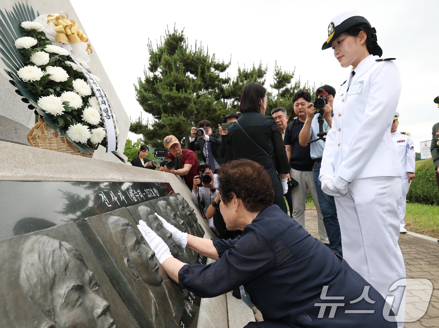 본문 이미지 - 29일 경기 평택시 해군 제2함대사령부에서 열린 제2연평해전 승전 23주년 기념행사에서 고 조천형 상사의 딸 조시은 소위가 추모를 하고 있다. 2025.6.29/뉴스1 ⓒ News1 김영운 기자