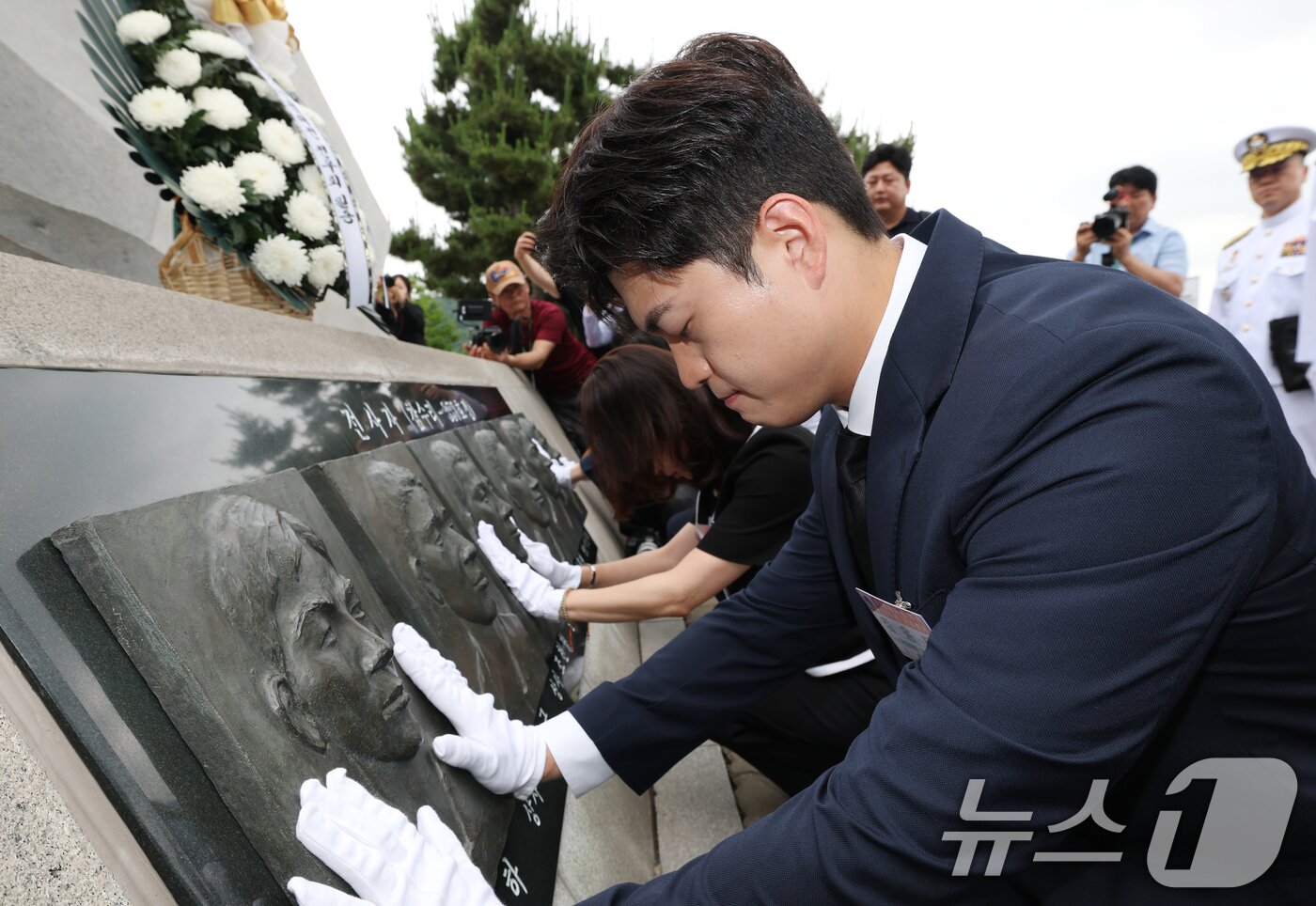 본문 이미지 - 김용태 국민의힘 비상대책위원장이 29일 경기 평택시 해군 제2함대사령부에서 열린 제2연평해전 승전 23주년 기념행사에서 해전 영웅들의 얼굴 부조상을 어루만지고 있다. 2025.6.29/뉴스1 ⓒ News1 김영운 기자