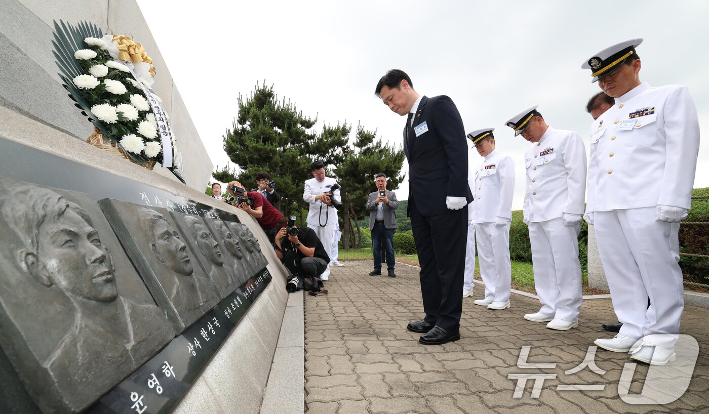 본문 이미지 - 29일 경기 평택시 해군 제2함대사령부에서 열린 제2연평해전 승전 23주년 기념행사에서 참전장병들이 추모를 하고 있다. 2025.6.29/뉴스1 ⓒ News1 김영운 기자