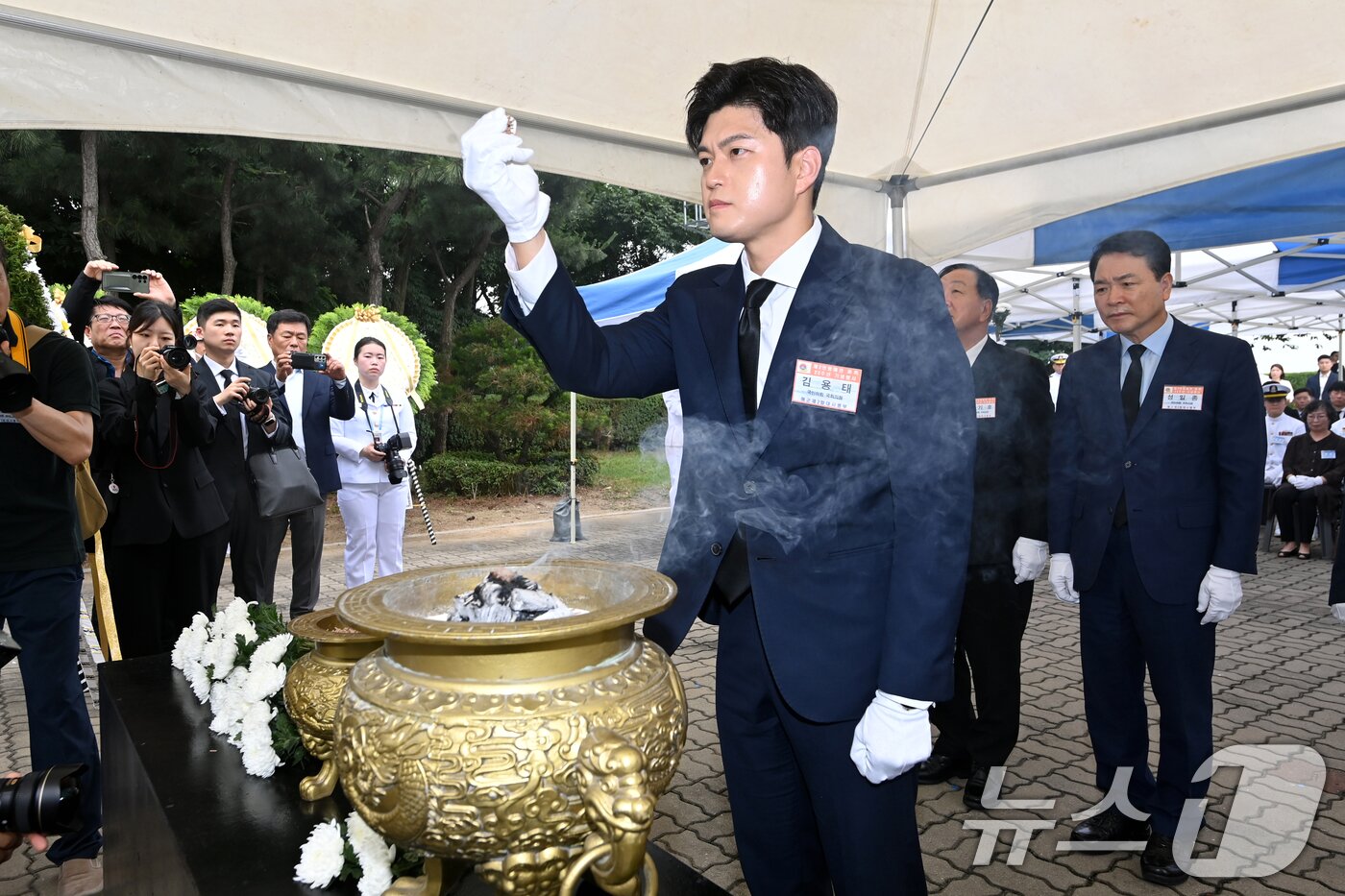 본문 이미지 - 29일 경기 평택시 해군 제2함대사령부에서 열린 ‘제2연평해전 승전 23주년 기념식’에서 김용태 국민의힘 비상대책위원장이 분향을 하고 있다. &#40;공동취재&#41; 2025.6.29/뉴스1 ⓒ News1 김영운 기자