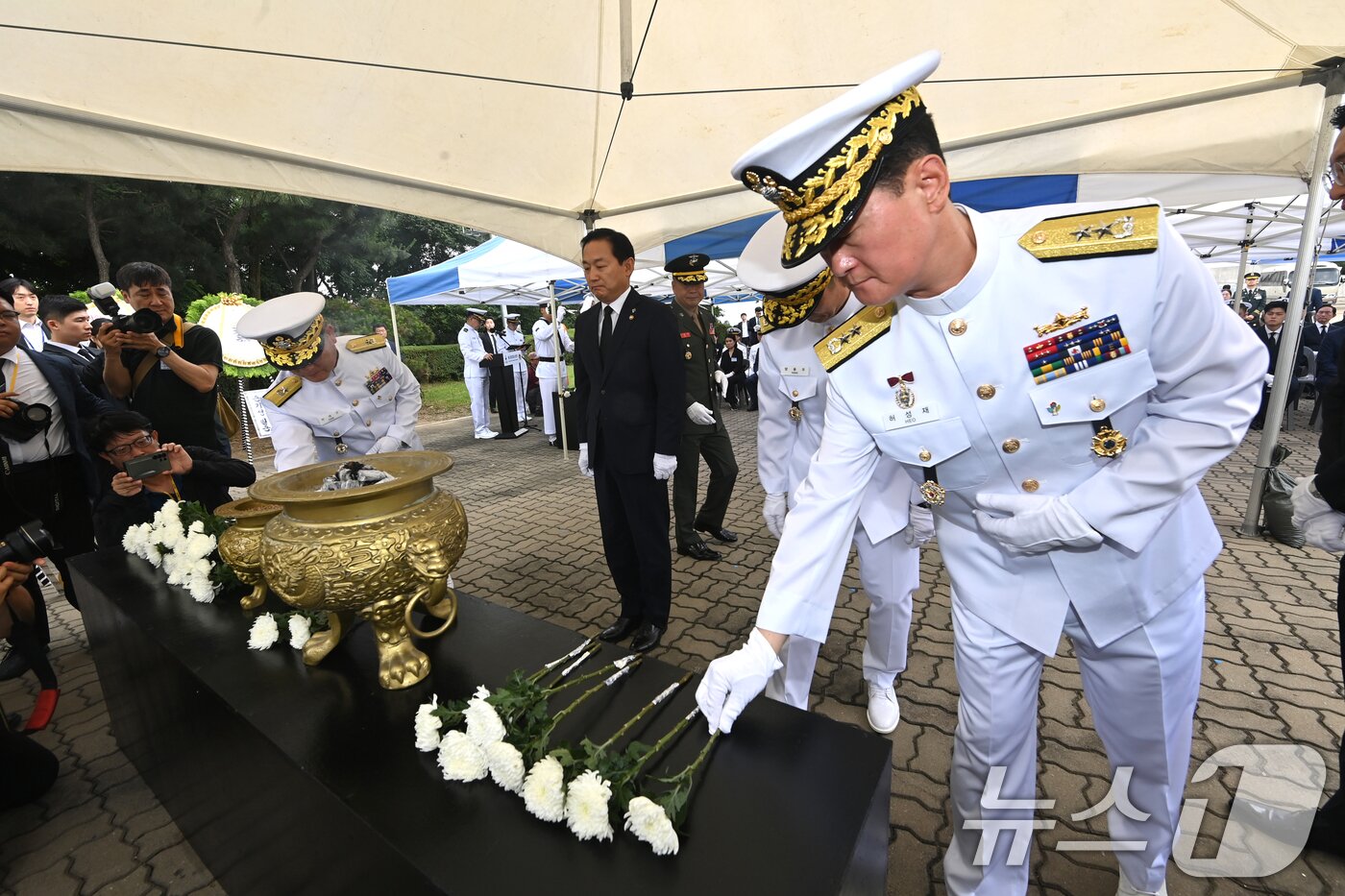 본문 이미지 - 29일 경기 평택시 해군 제2함대사령부에서 열린 ‘제2연평해전 승전 23주년 기념식‘에서 허성재 2함대사령관과 내빈들이 헌화하고 있다. &#40;공동취재&#41; 2025.6.29/뉴스1 ⓒ News1 김영운 기자