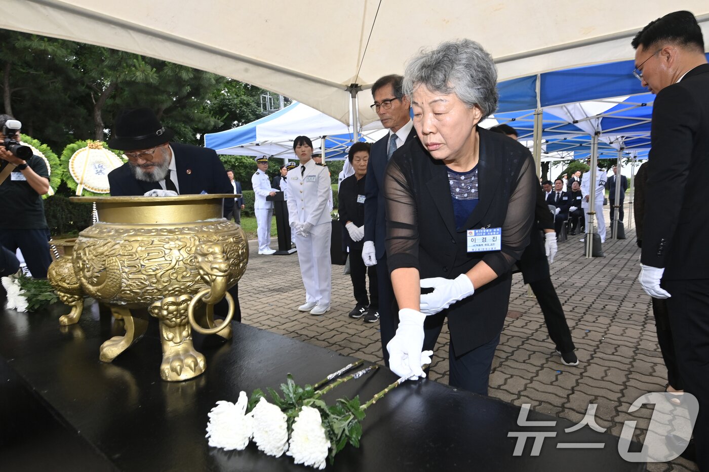 본문 이미지 - 29일 경기 평택시 해군 제2함대사령부에서 열린 ‘제2연평해전 승전 23주년 기념식‘에서 유가족들이 헌화하고 있다. &#40;공동취재&#41; 2025.6.29/뉴스1 ⓒ News1 김영운 기자