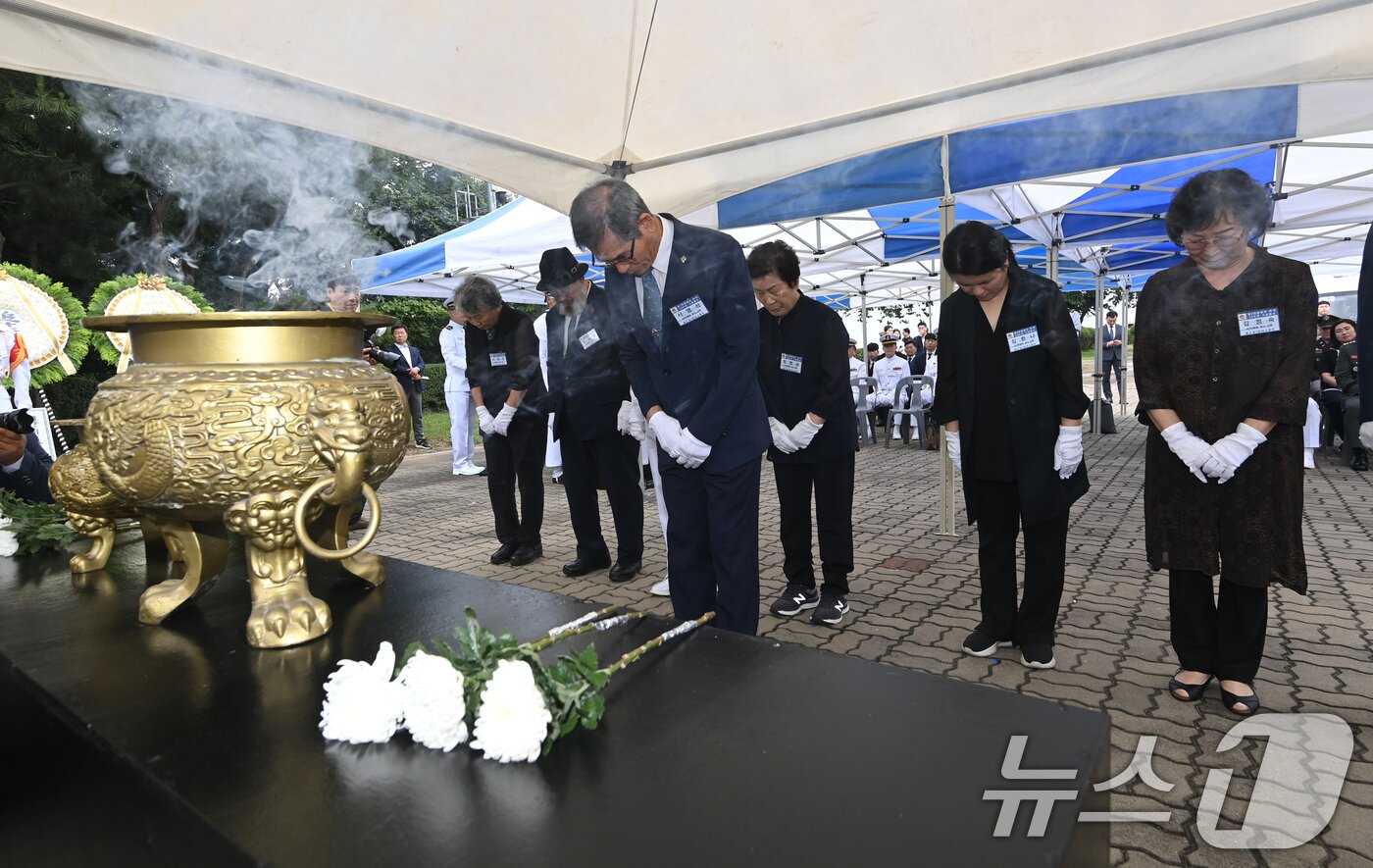 본문 이미지 - 29일 경기 평택시 해군 제2함대사령부에서 열린 ‘제2연평해전 승전 23주년 기념식‘에서 유가족들이 헌화 후 묵념을 하고 있다. &#40;공동취재&#41; 2025.6.29/뉴스1 ⓒ News1 김영운 기자