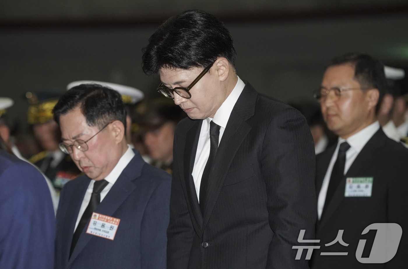 (평택=뉴스1) 김영운 기자 = 한동훈 국민의힘 전 대표가 29일 경기 평택시 해군 2함대사령부에서 열린 '제2연평해전 승전 23주년 기념식'에서 묵념을 하고 있다. (공동취재) …