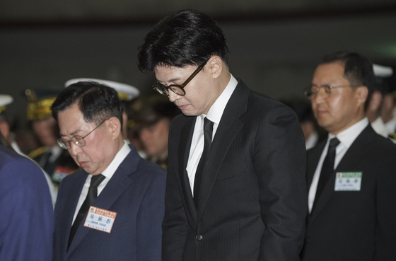 조국 "대장동, 몰수·추징 안돼"…한동훈 "헛웃음, 판결문 봤나"