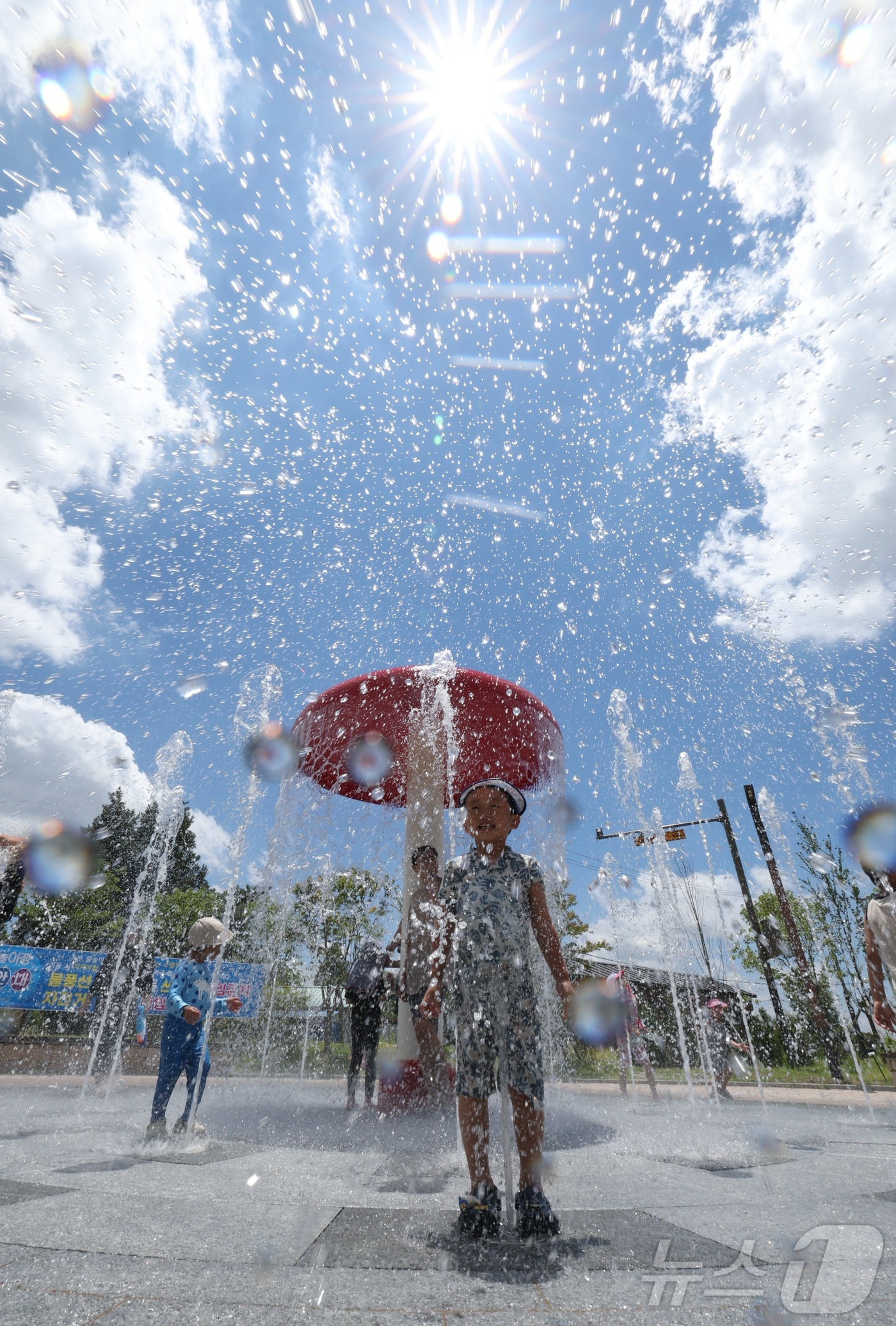(전주=뉴스1) 유경석 기자 = 전북 전 지역에 폭염특보가 발효된 29일 전북 전주시 송천동 한 공원을 찾은 시민들이 바닥분수에서 물놀이를하며 더위를 식히고 있다. 2025.6.2 …