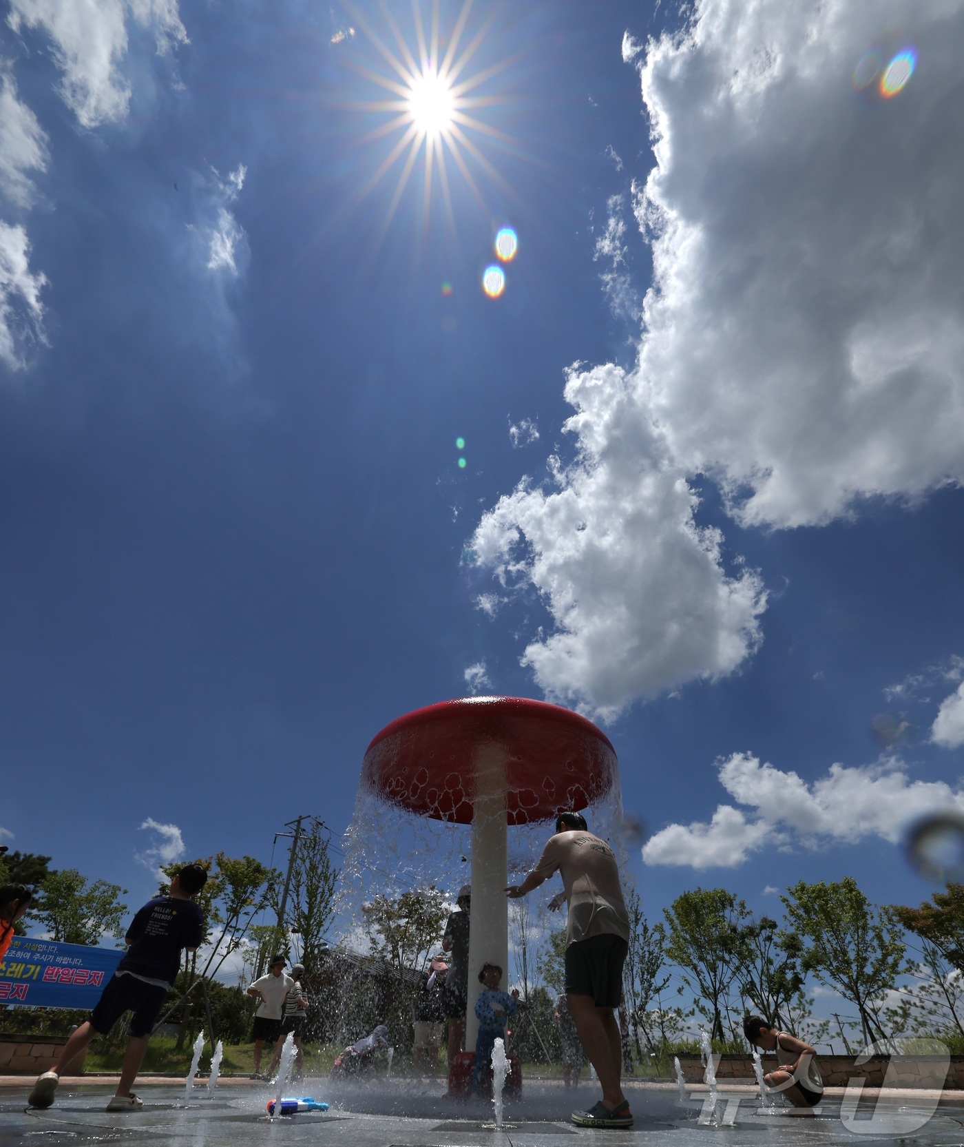 (전주=뉴스1) 유경석 기자 = 전북 전 지역에 폭염특보가 발효된 29일 전북 전주시 송천동 한 공원을 찾은 시민들이 바닥분수에서 물놀이를하며 더위를 식히고 있다. 2025.6.2 …