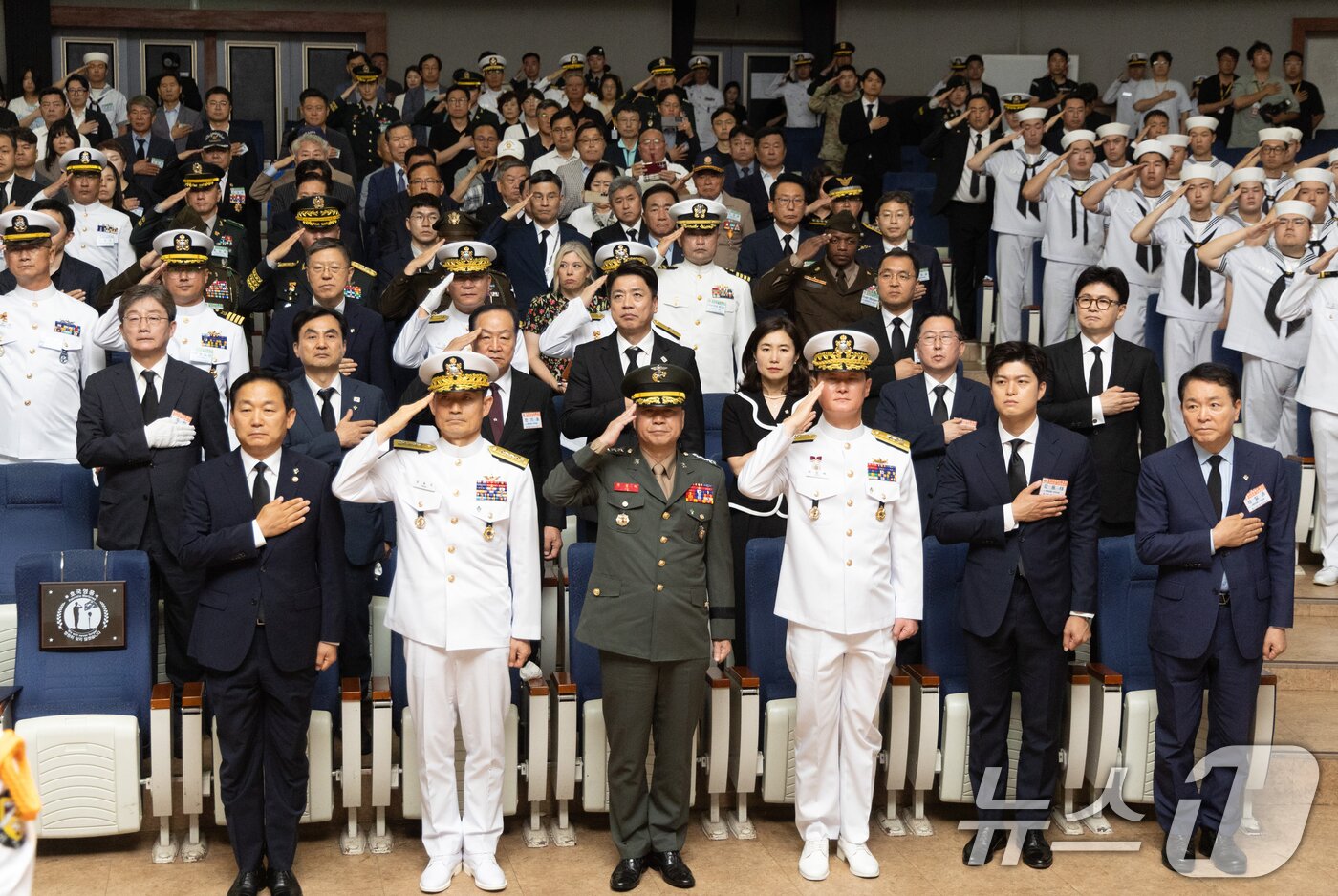 본문 이미지 - 이두희 국방부 차관&#40;앞줄 왼쪽 첫 번째&#41;과 안규백 국방부 장관 후보자&#40;2열 왼쪽 두 번째&#41;, 김용태 국민의힘 비상대책위원장&#40;앞줄 왼쪽 다섯 번째&#41;을 비롯한 참석자들이 29일 경기 평택시 해군 2함대 사령부에서 열린 제2연평해전 승전 23주년 기념식에서 국민의례를 하고 있다. &#40;공동취재&#41; 2025.6.29/뉴스1 ⓒ News1 김영운 기자