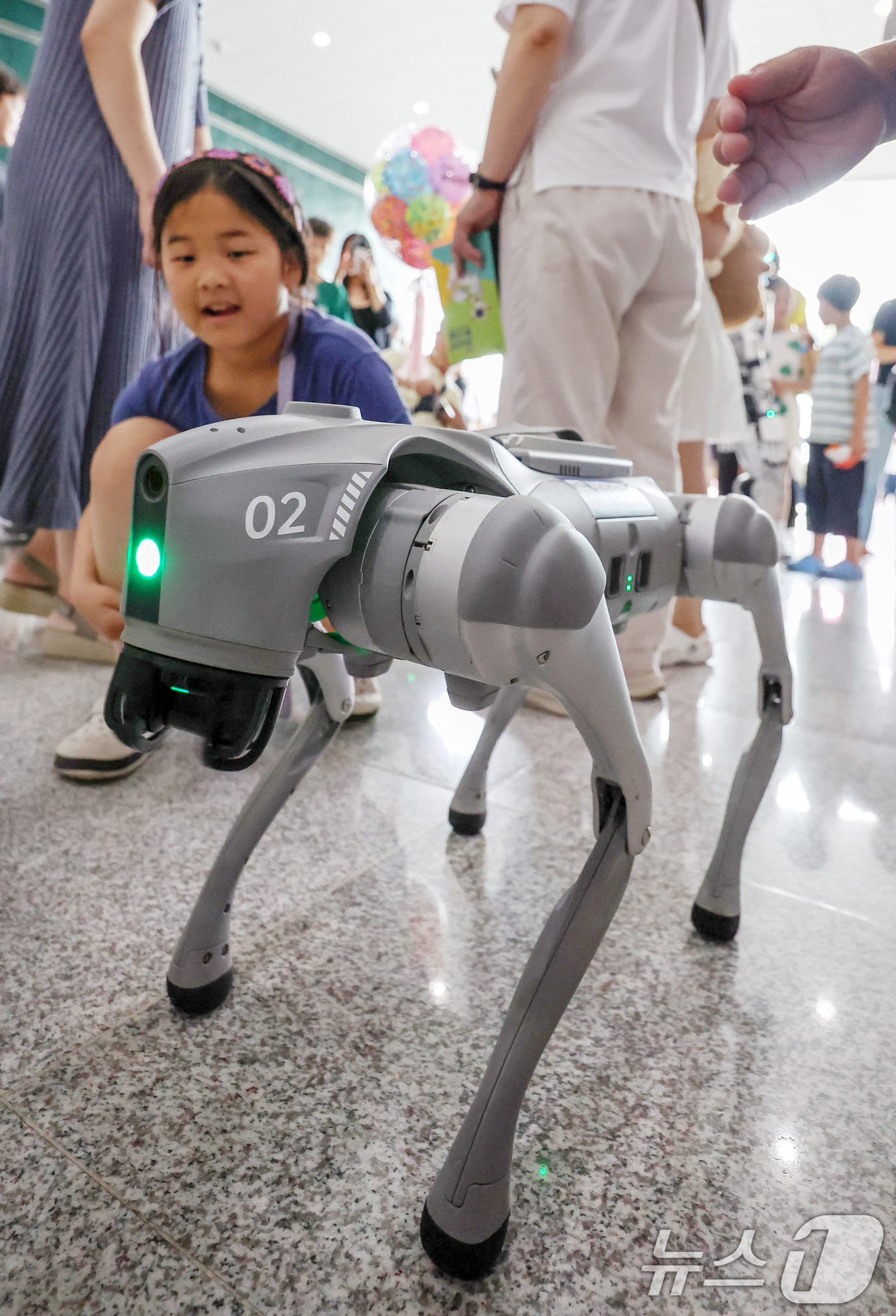 (서울=뉴스1) 민경석 기자 = 29일 서울 강남구 코엑스에서 열린 '제3회 강남 로봇플러스 페스티벌'에서 사족보행 로봇이 어린이들을 비롯한 관람객들을 맞이하고 있다.이번 행사는 …