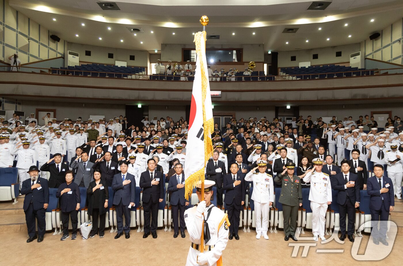 본문 이미지 - 이두희 국방부 차관&#40;앞줄 왼쪽 일곱 번째&#41;과 이희완 국가보훈부 차관&#40;앞줄 왼쪽 다섯 번째&#41;을 비롯한 참석자들이 29일 경기 평택시 해군 2함대 사령부에서 열린 제2연평해전 승전 23주년 기념식에서 국민의례를 하고 있다. &#40;공동취재&#41; 2025.6.29/뉴스1 ⓒ News1 김영운 기자