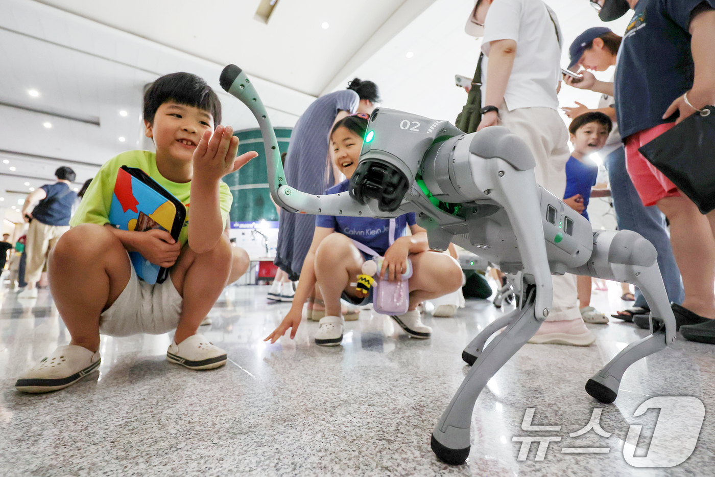 (서울=뉴스1) 민경석 기자 = 29일 서울 강남구 코엑스에서 열린 '제3회 강남 로봇플러스 페스티벌'에서 사족보행 로봇이 어린이들을 비롯한 관람객들을 맞이하고 있다.이번 행사는 …