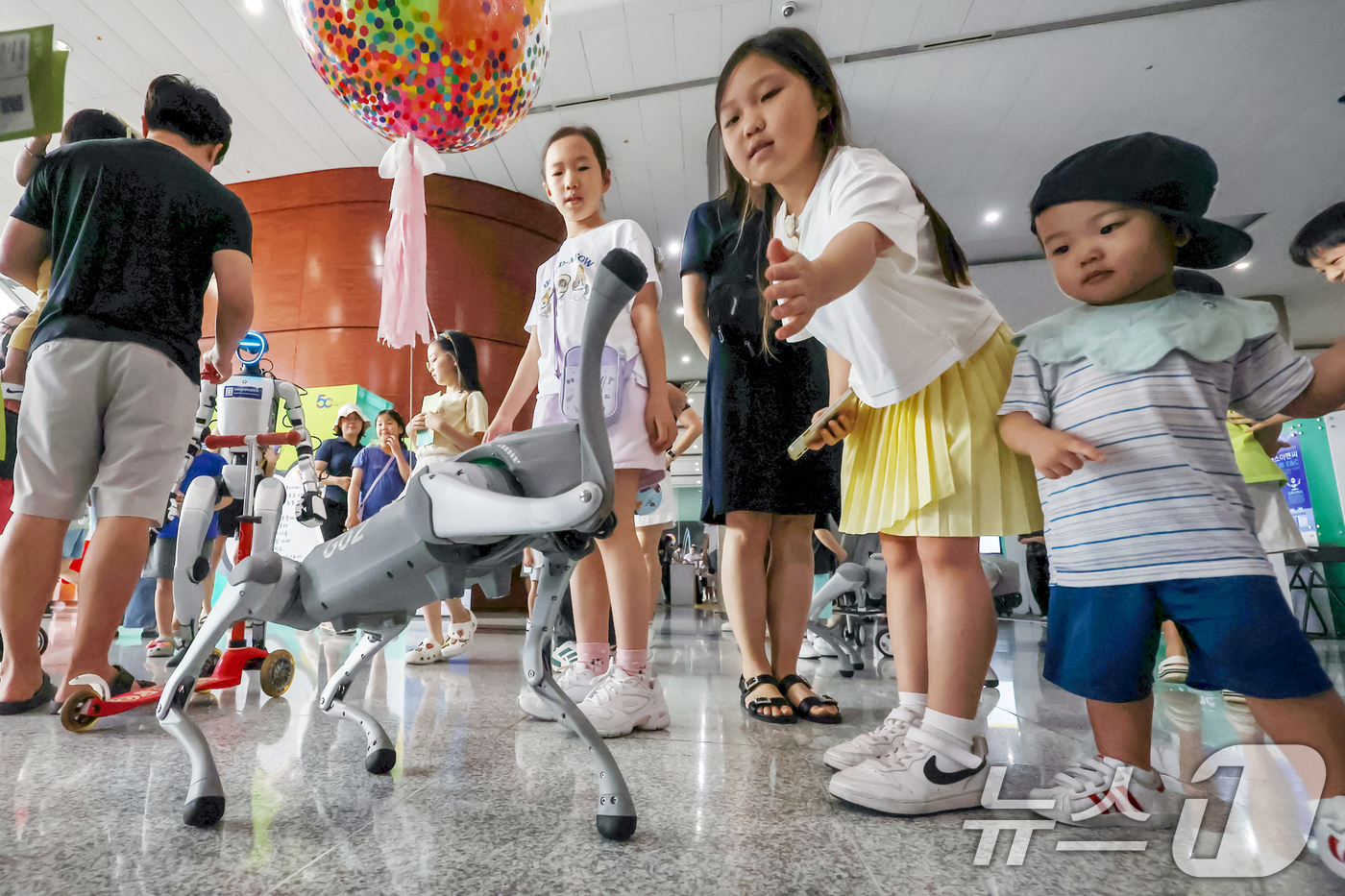 (서울=뉴스1) 민경석 기자 = 29일 서울 강남구 코엑스에서 열린 '제3회 강남 로봇플러스 페스티벌'에서 사족보행 로봇이 어린이들을 비롯한 관람객들을 맞이하고 있다.이번 행사는 …