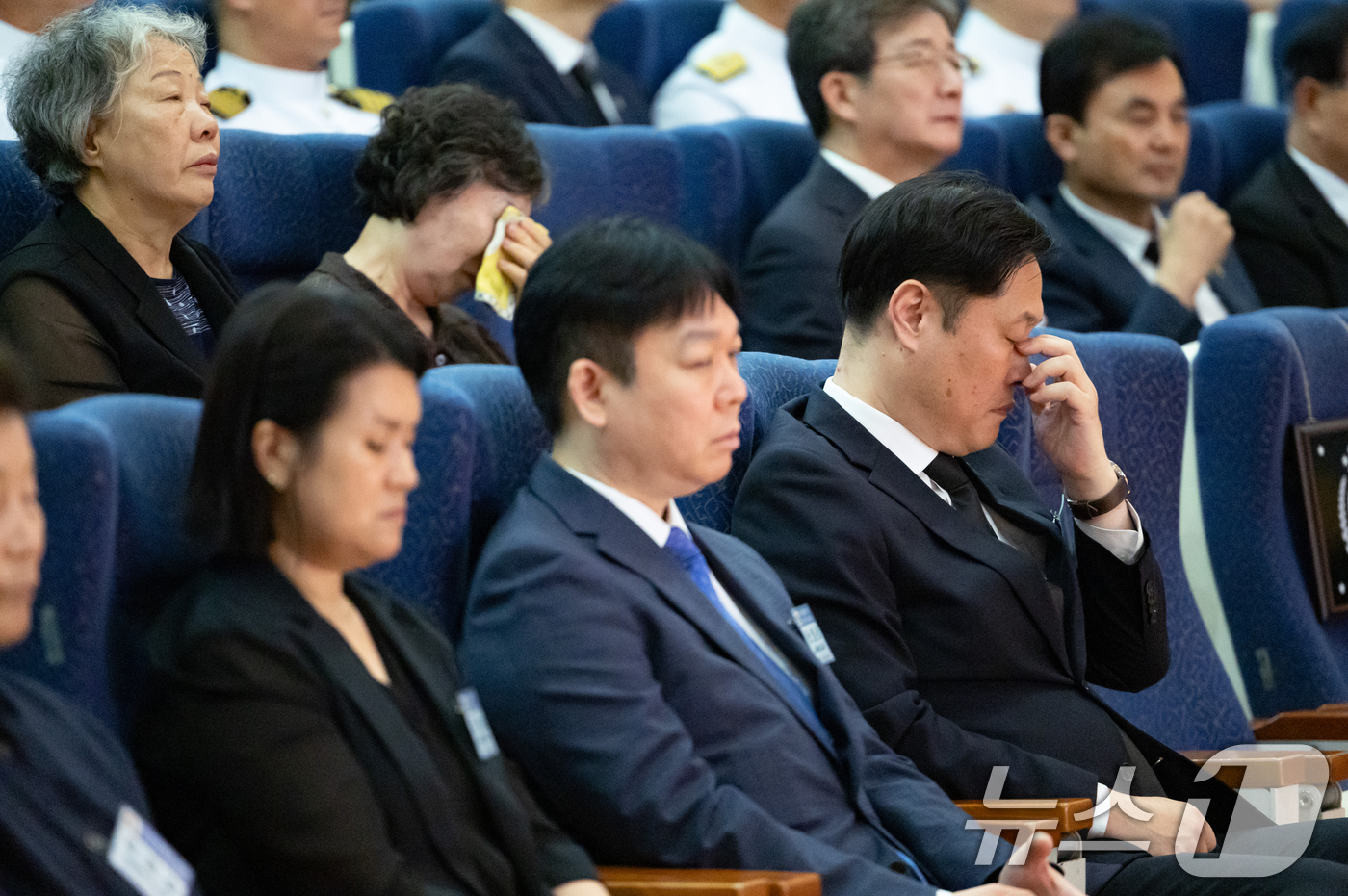 (평택=뉴스1) 김영운 기자 = 이희완 국가보훈부 차관이 29일 경기 평택시 해군 2함대 사령부에서 열린 제2연평해전 승전 23주년 기념식에서 눈물을 훔치고 있다. (공동취재) 2 …