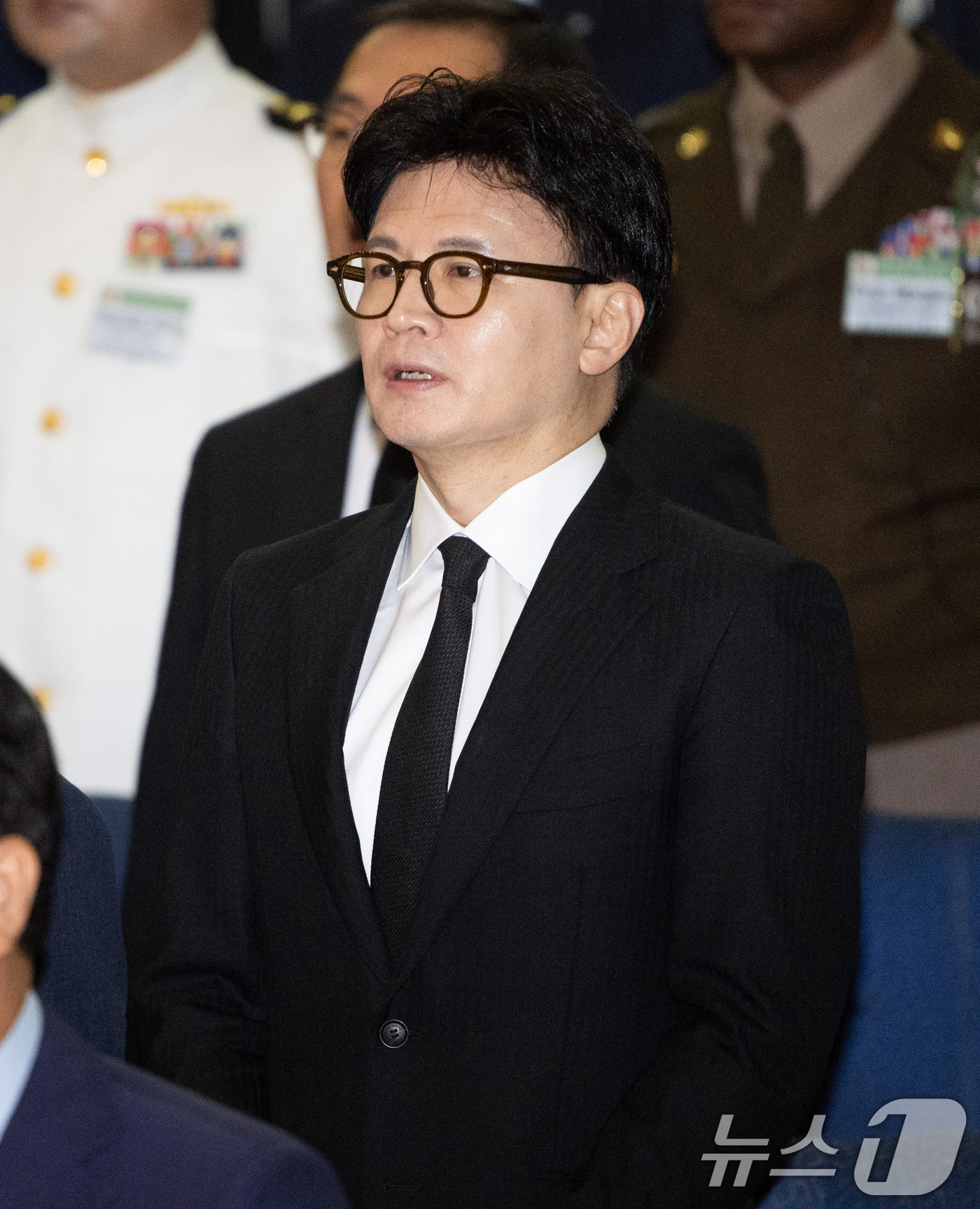 (평택=뉴스1) 김영운 기자 = 한동훈 전 국민의힘 대표가 29일 경기 평택시 해군 2함대 사령부에서 열린 제2연평해전 승전 23주년 기념식에서 애국가를 제창하고 있다. (공동취재 …