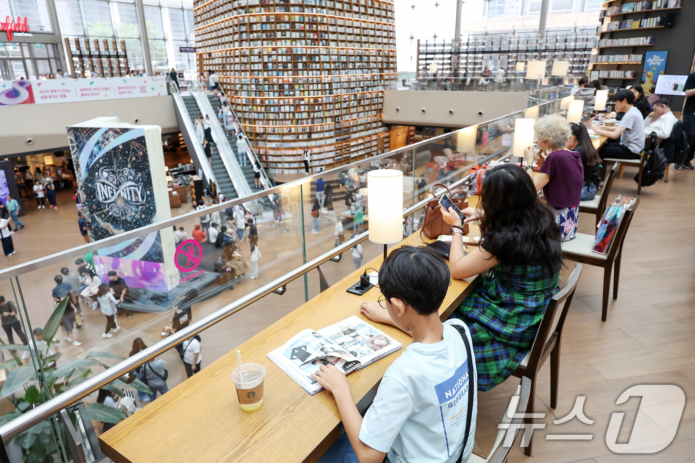 (서울=뉴스1) 민경석 기자 = 전국이 흐리고 습한 가운데 서울 지역 낮 최고기온이 30도까지 올라 후텁지근한 날씨를 보인 29일 서울 강남구 코엑스 별마당도서관이 더위를 피해 실 …