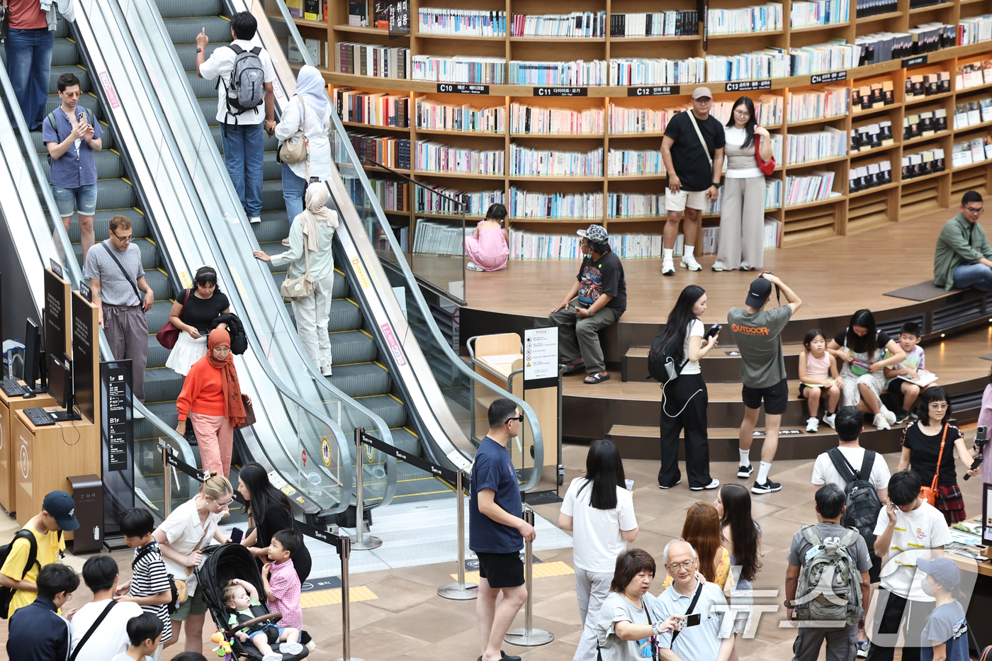 (서울=뉴스1) 민경석 기자 = 전국이 흐리고 습한 가운데 서울 지역 낮 최고기온이 30도까지 올라 후텁지근한 날씨를 보인 29일 서울 강남구 코엑스 별마당도서관이 더위를 피해 실 …