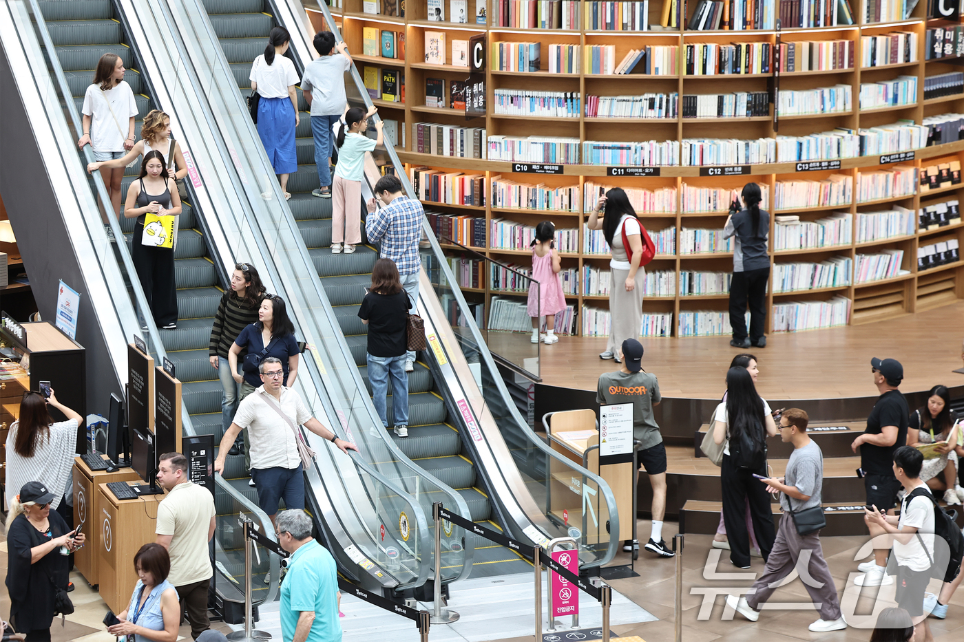 (서울=뉴스1) 민경석 기자 = 전국이 흐리고 습한 가운데 서울 지역 낮 최고기온이 30도까지 올라 후텁지근한 날씨를 보인 29일 서울 강남구 코엑스 별마당도서관이 더위를 피해 실 …
