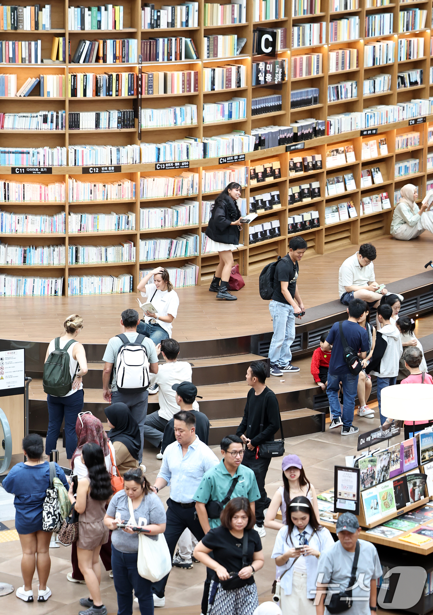 (서울=뉴스1) 민경석 기자 = 전국이 흐리고 습한 가운데 서울 지역 낮 최고기온이 30도까지 올라 후텁지근한 날씨를 보인 29일 서울 강남구 코엑스 별마당도서관이 더위를 피해 실 …