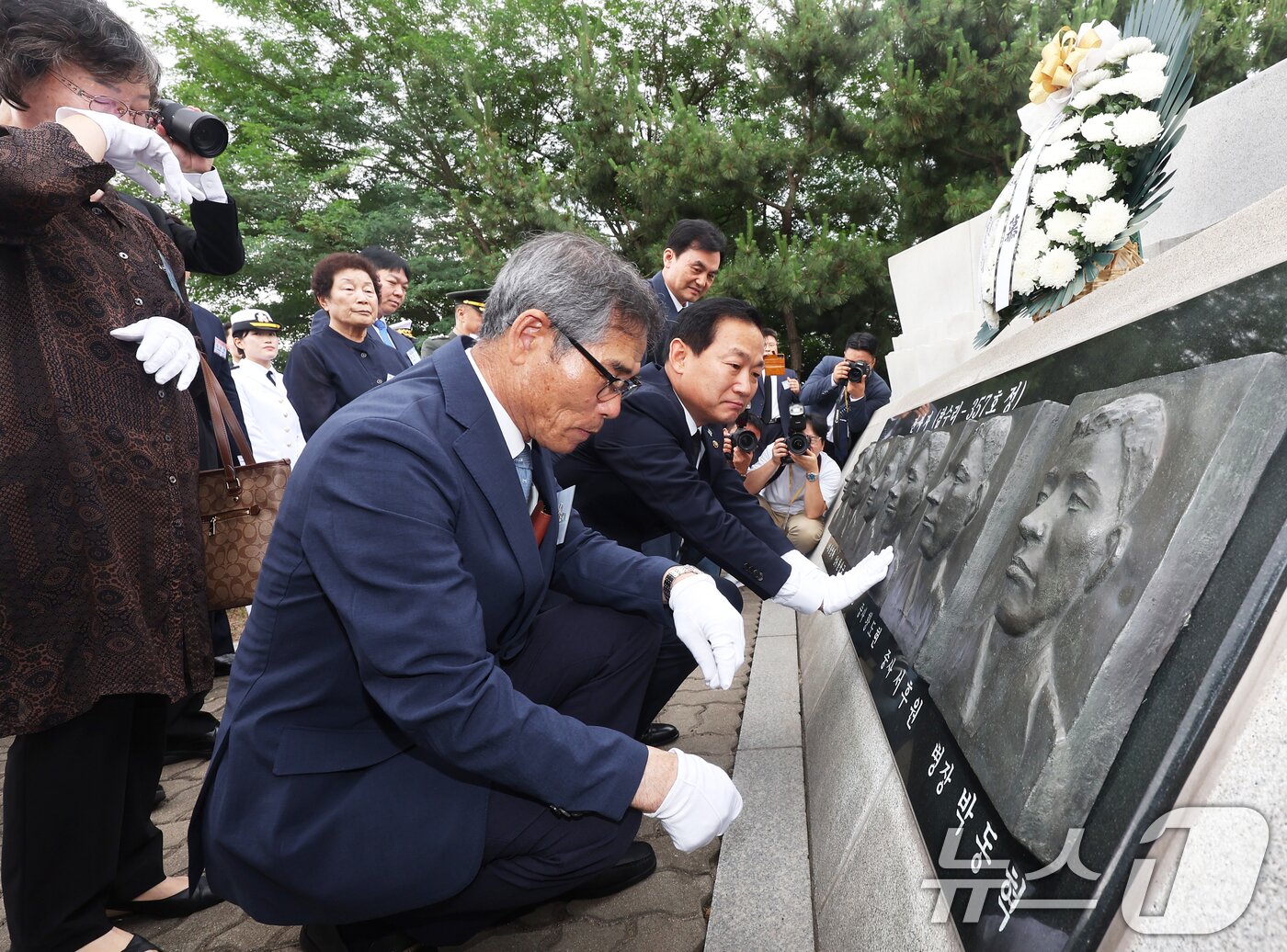 본문 이미지 - 29일 경기 평택시 해군 제2함대사령부에서 열린 &#39;제2연평해전 승전 23주년 기념식&#39;에서 이두희 신임 국방부 차관이 해전 영웅들의 얼굴 부조상을 어루만지고 있다. &#40;공동취재&#41; 2025.6.29/뉴스1 ⓒ News1 김영운 기자