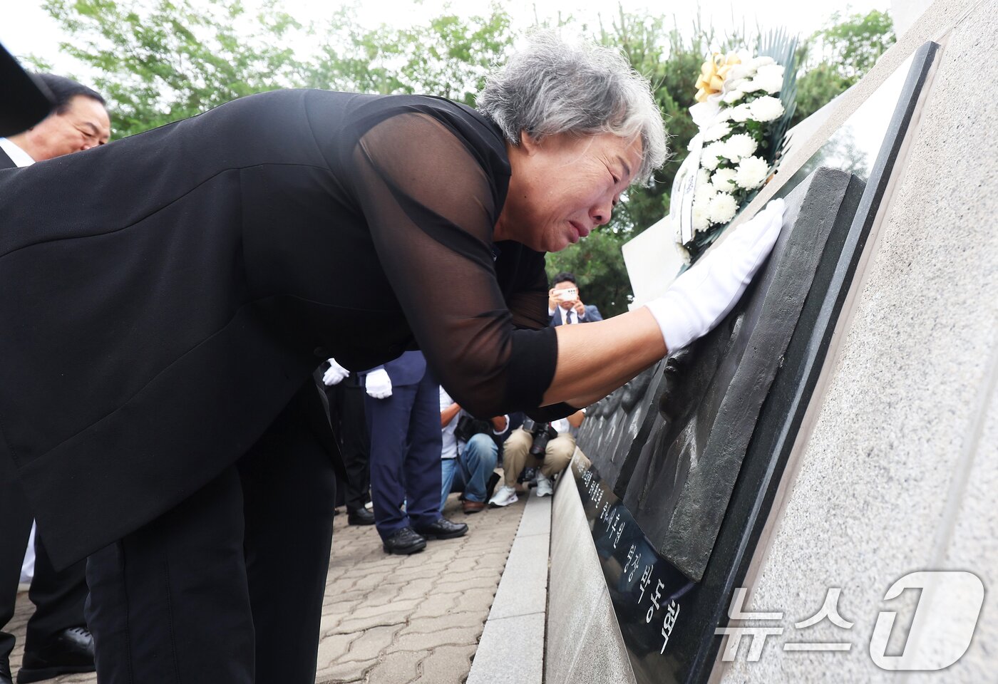 본문 이미지 - 29일 경기 평택시 해군 제2함대사령부에서 열린 &#39;제2연평해전 승전 23주년 기념식&#39;에서 유가족들이 해전 영웅들의 얼굴 부조상을 어루만지고 있다. &#40;공동취재&#41; 2025.6.29/뉴스1 ⓒ News1 김영운 기자