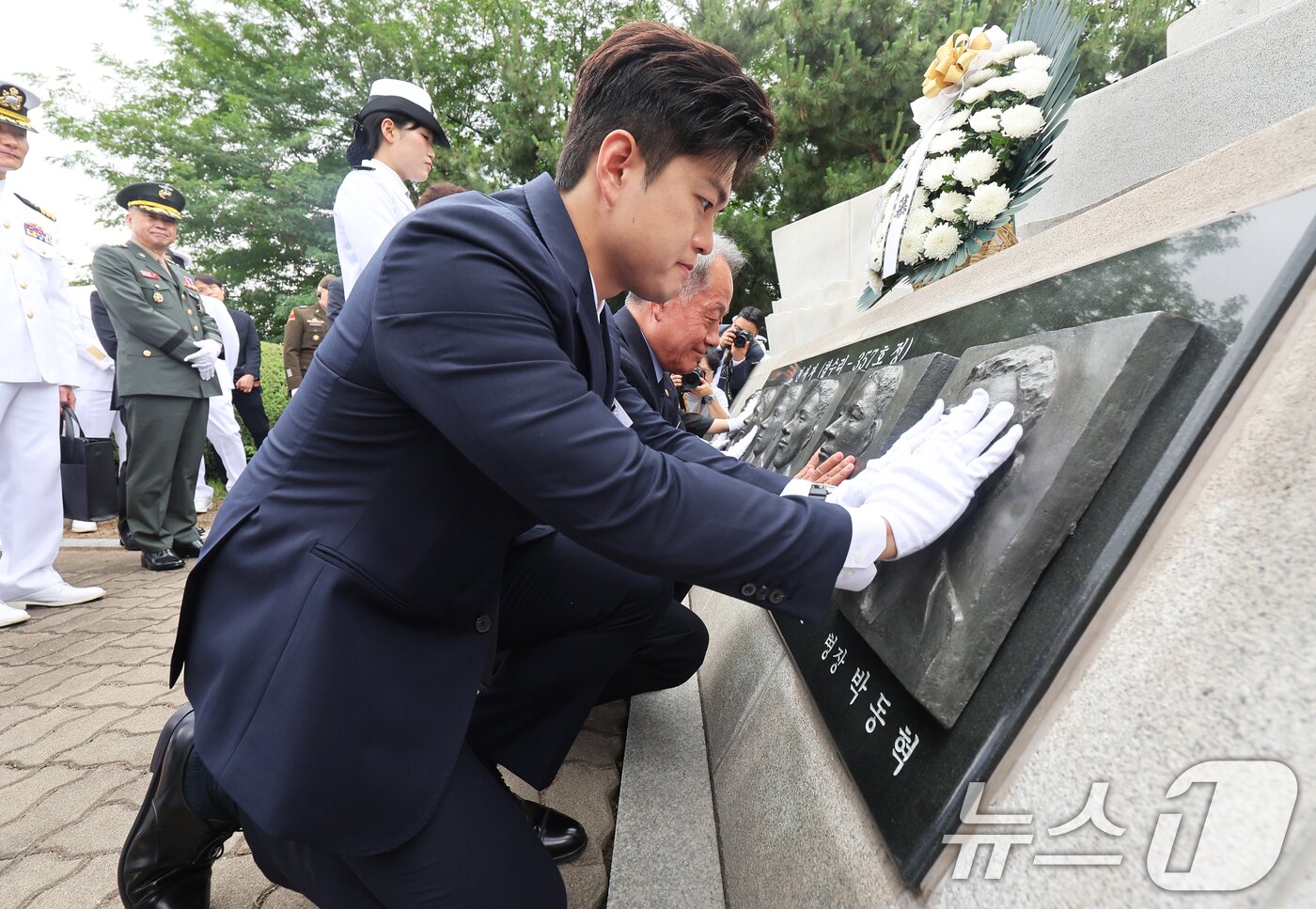 본문 이미지 - 김용태 국민의힘 비상대책위원장이 29일 경기 평택시 해군 제2함대사령부에서 열린 &#39;제2연평해전 승전 23주년 기념식&#39;에서 해전 영웅들의 얼굴 부조상을 어루만지고 있다. &#40;공동취재&#41; 2025.6.29/뉴스1 ⓒ News1 김영운 기자