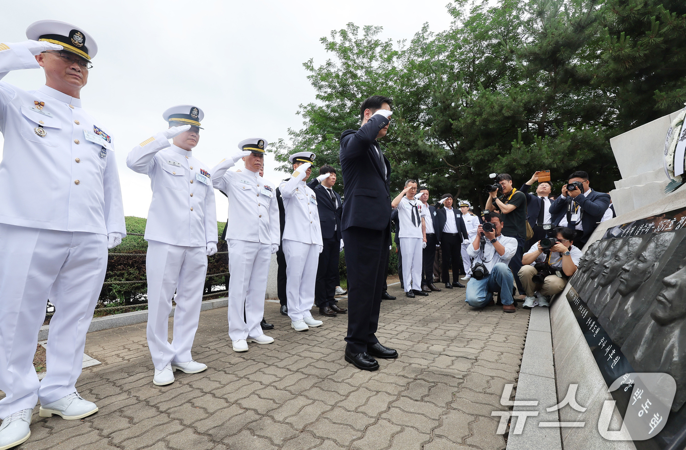 (평택=뉴스1) 김영운 기자 = 29일 경기 평택시 해군 제2함대사령부에서 열린 '제2연평해전 승전 23주년 기념식'에서 참전 장병들이 경례하고 있다. (공동취재) 2025.6.2 …