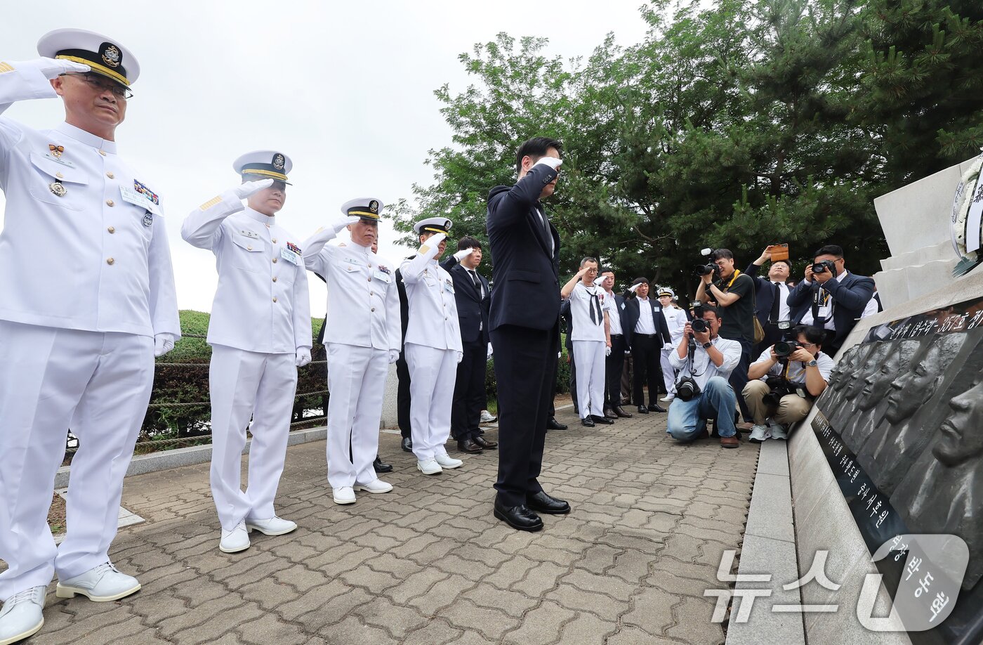 본문 이미지 - 29일 경기 평택시 해군 제2함대사령부에서 열린 &#39;제2연평해전 승전 23주년 기념식&#39;에서 참전 장병들이 경례하고 있다. &#40;공동취재&#41; 2025.6.29/뉴스1 ⓒ News1 김영운 기자