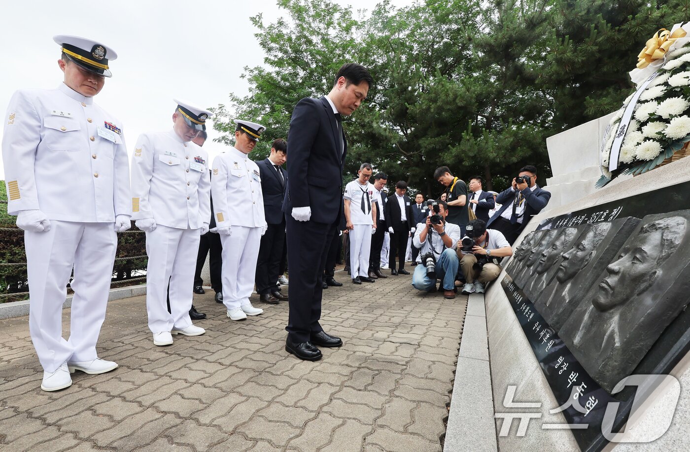 본문 이미지 - 29일 경기 평택시 해군 제2함대사령부에서 열린 &#39;제2연평해전 승전 23주년 기념식&#39;에서 참전 장병들이 묵념하고 있다. &#40;공동취재&#41; 2025.6.29/뉴스1 ⓒ News1 김영운 기자