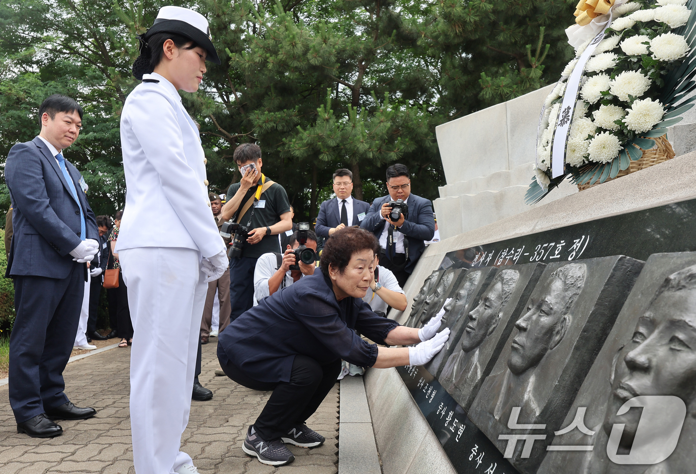 (평택=뉴스1) 김영운 기자 = 29일 경기도 평택시 해군 제2함대사령부에서 열린 '제2연평해전 승전 23주년 기념식'에서 고 조천형 상사 모친과 학군 70기로 임관한 딸 조시은 …