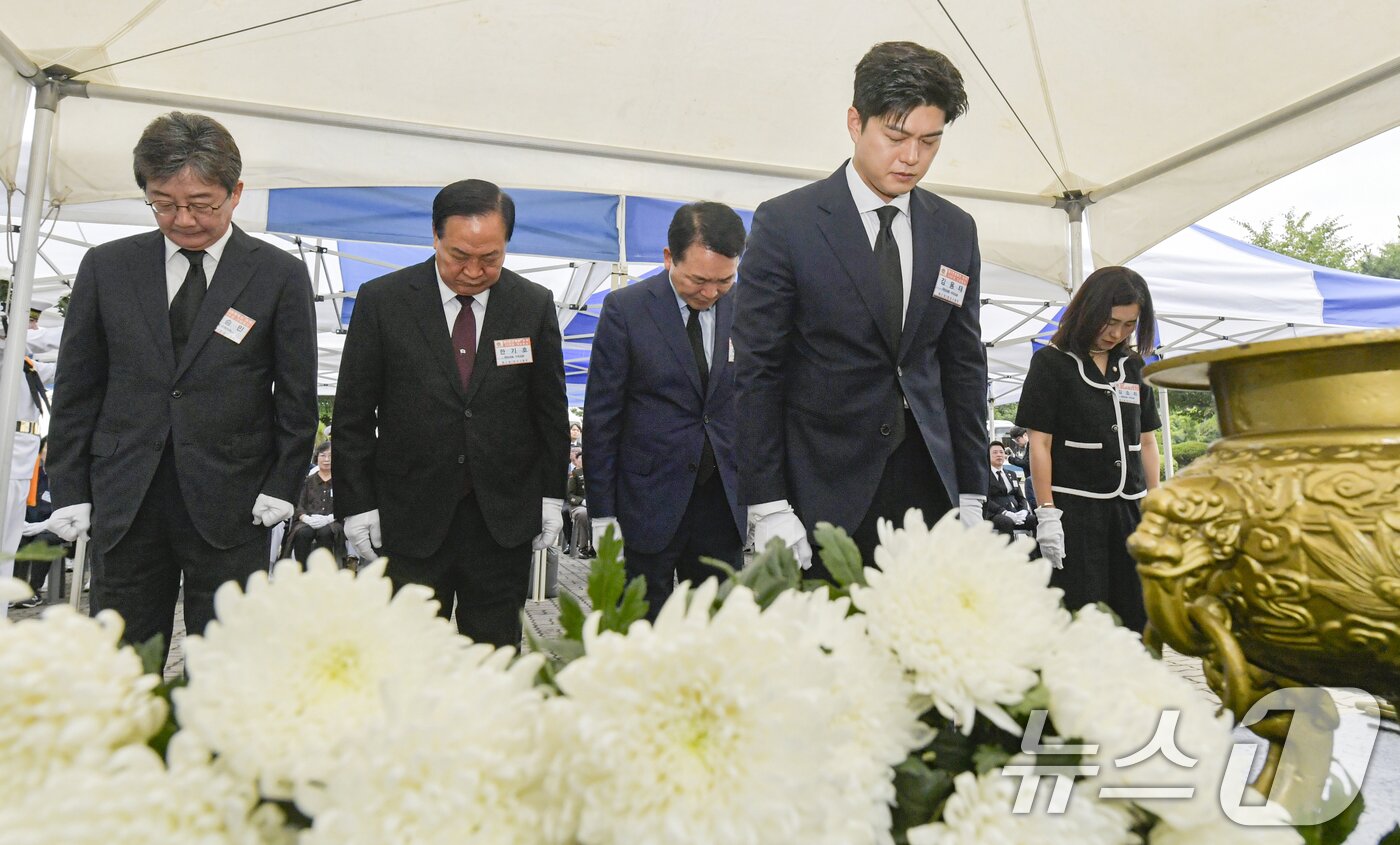 본문 이미지 - 29일 경기 평택시 해군 제2함대 사령부에서 열린 &#39;제2연평해전 승전 23주년 기념식&#39;에서 김용태 국민의힘 비상대책위원장 및 참석자들이 헌화 및 분향 이후 묵념하고 있다. &#40;공동취재&#41; 2025.6.29/뉴스1 ⓒ News1 김영운 기자