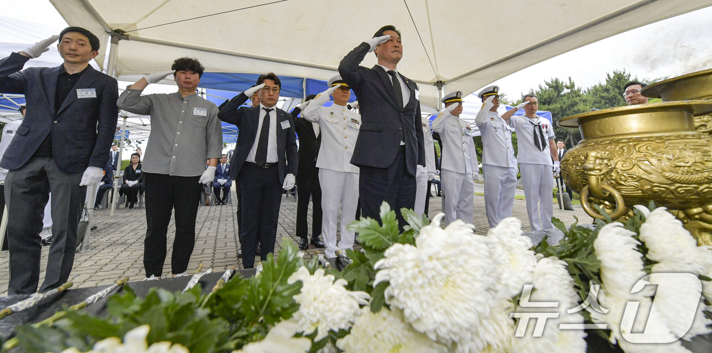 (평택=뉴스1) 김영운 기자 = 29일 경기 평택시 해군 제2함대 사령부에서 열린 '제2연평해전 승전 23주년 기념식'에서 참전용사들이 헌화 및 분향 이후 경례를 올리고 있다. ( …