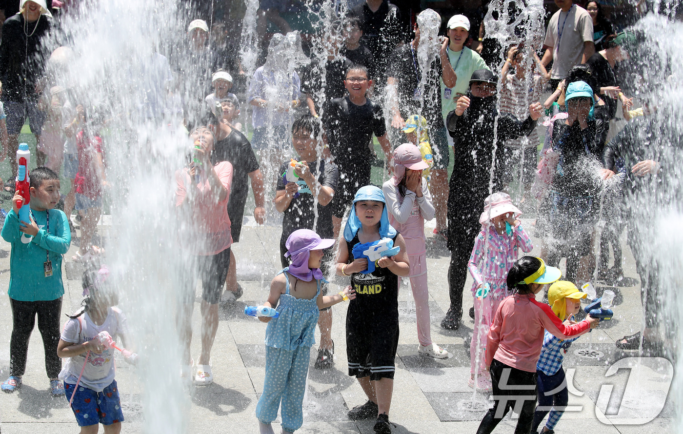 (대구=뉴스1) 공정식 기자 = 폭염이 기승을 부린 29일 오후 대구 달서구 테마파크 이월드를 찾은 어린이들이 신나는 음악과 함께 하는 무더위 탈출 이벤트 아쿠아비트에 참가해 물놀 …