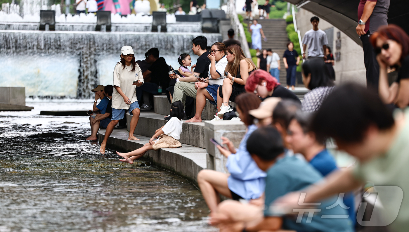 (서울=뉴스1) 김도우 기자 = 장맛비가 소강상태를 보인 29일 서울 중구 청계천에서 시민들이 휴식을 취하고 있다. 2025.6.29/뉴스1