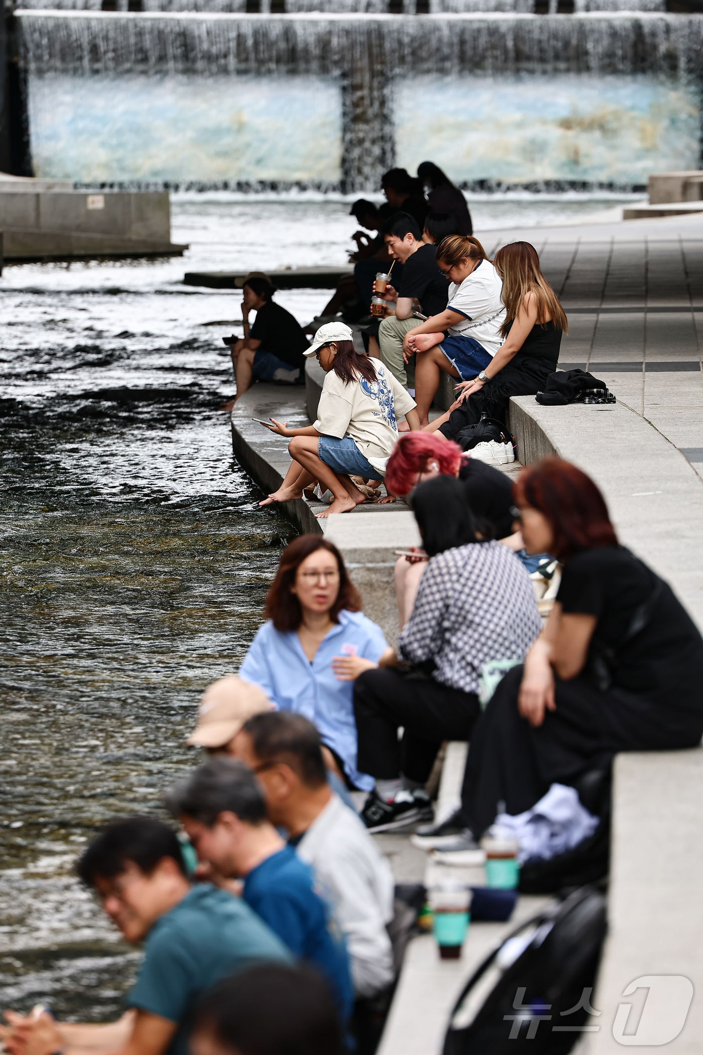 (서울=뉴스1) 김도우 기자 = 장맛비가 소강상태를 보인 29일 서울 중구 청계천에서 시민들이 휴식을 취하고 있다. 2025.6.29/뉴스1