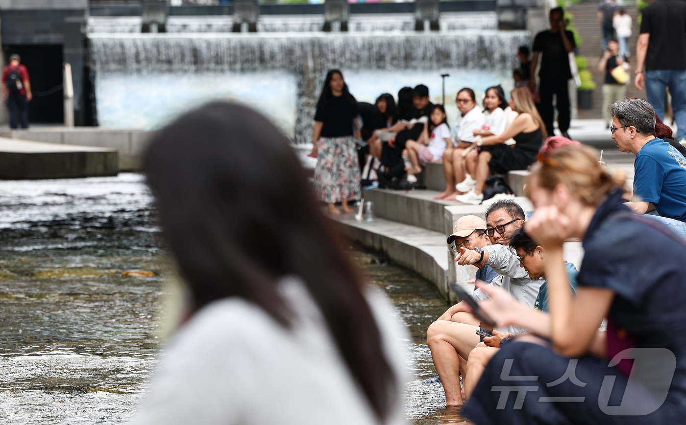 (서울=뉴스1) 김도우 기자 = 장맛비가 소강상태를 보인 29일 서울 중구 청계천에서 시민들이 휴식을 취하고 있다. 2025.6.29/뉴스1
