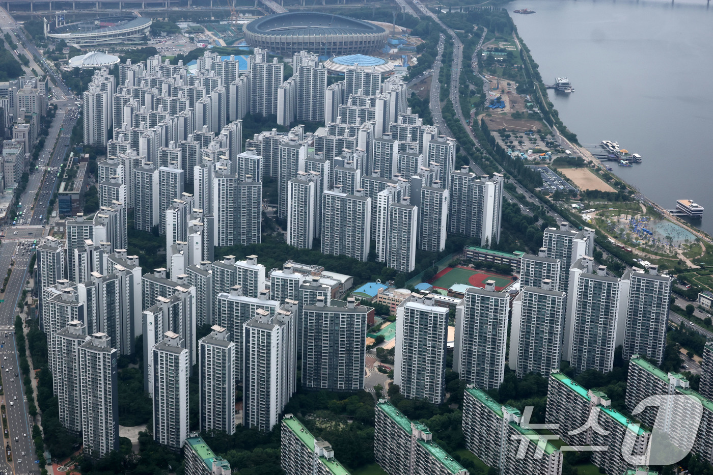 (서울=뉴스1) 박세연 기자 = 서울 아파트의 74%에 해당하는 127만 6257가구가 정부의 주택담보대출(주담대) 한도 6억 원 제한 조치로 직접적인 영향을 받을 것으로 예상된다 …