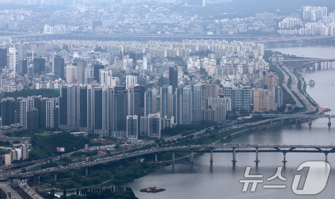 본문 이미지 - 서울 송파구 서울스카이전망대에서 바라본 강남구 아파트단지 모습. 뉴스1 ⓒ News1 박세연 기자