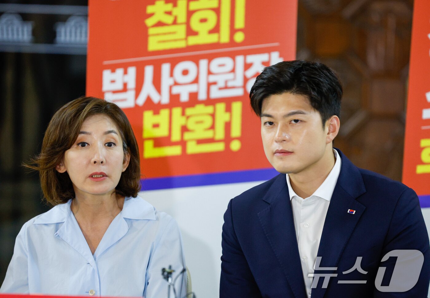 본문 이미지 - 김용태 국민의힘 비상대책위원장&#40;오른쪽&#41;이 29일 오후 서울 여의도 국회 로텐더홀에서 김민석 국무총리 후보자 지명 철회와 법제사법위원장 야당 반환을 요구하며 철야농성 중인 나경원 의원을 찾아 대화하고 있다. 2025.6.29/뉴스1 ⓒ News1 안은나 기자