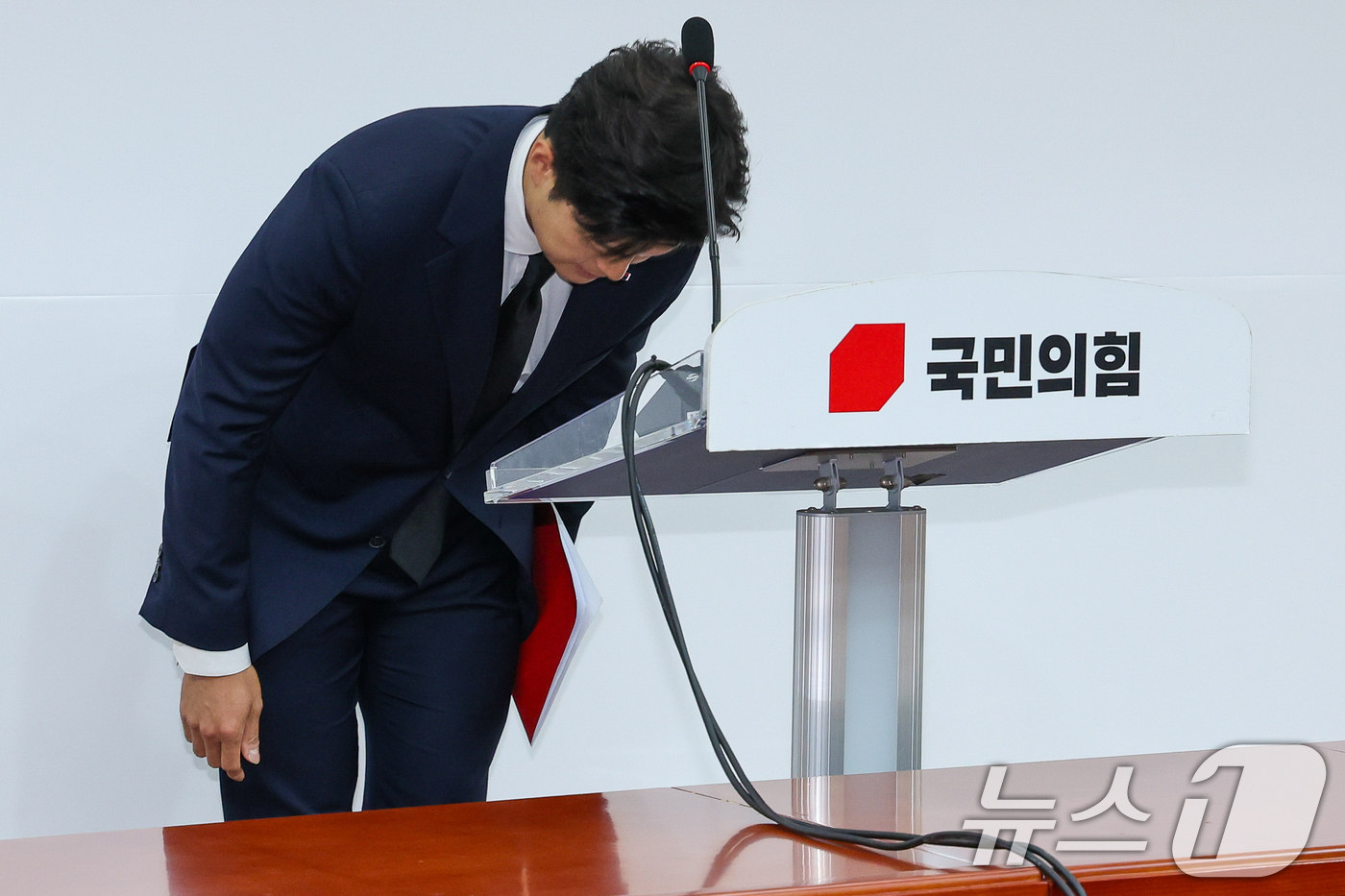 (서울=뉴스1) 안은나 기자 = 김용태 국민의힘 비상대책위원장이 29일 오후 서울 여의도 국회에서 채해병 특검 표결에 참여하지 않은 것에 대해 사과하고 당론제도에 대한 근본적 성찰 …