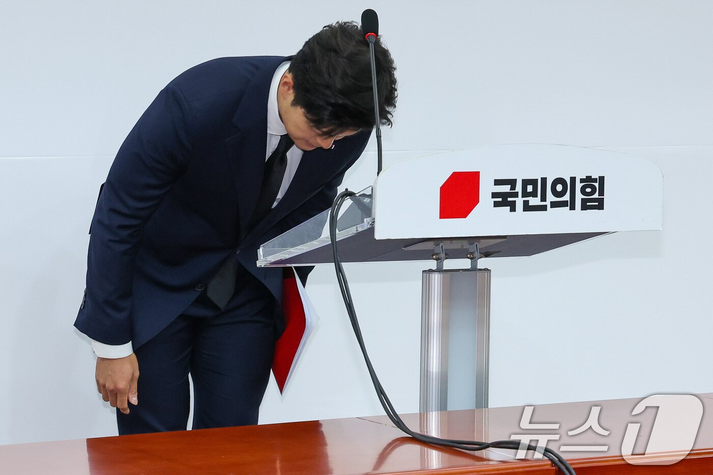 본문 이미지 - 김용태 국민의힘 비상대책위원장이 29일 오후 서울 여의도 국회에서 채해병 특검 표결에 참여하지 않은 것에 대해 사과하고 당론제도에 대한 근본적 성찰이 필요하다며 입장을 발표한 뒤 인사하고 있다. 2025.6.29/뉴스1 ⓒ News1 안은나 기자