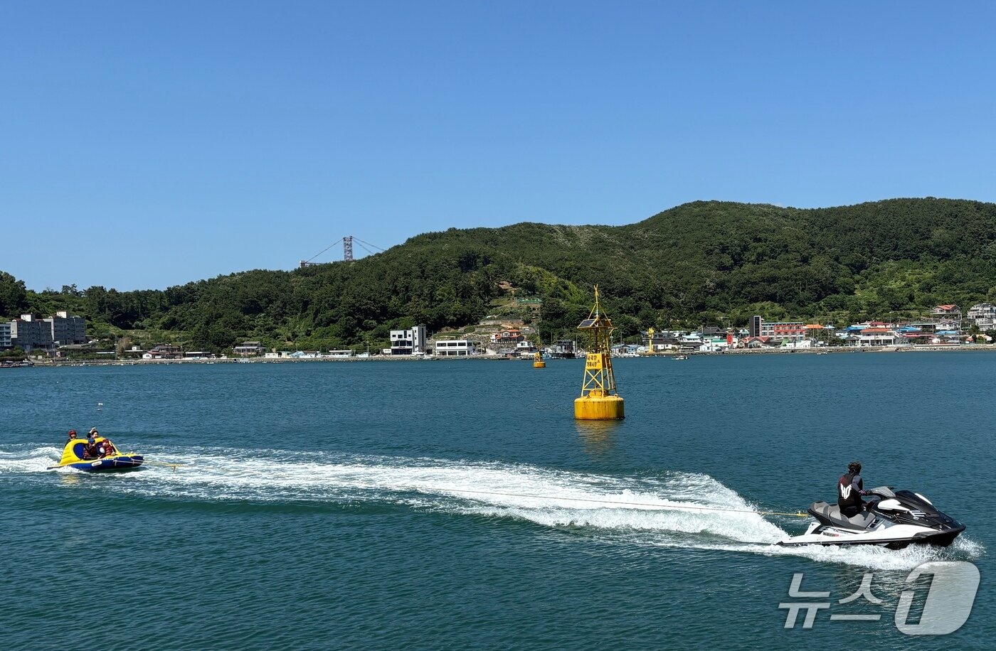 본문 이미지 - 사곡해수욕장 인근에서 수상레저를 즐기고 있는 피서객들.2025.06.29/뉴스1 강미영기자