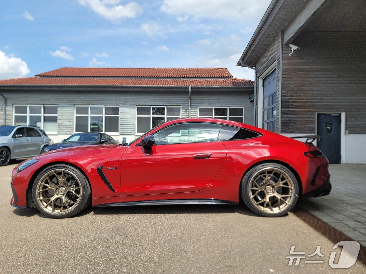 본문 이미지 - 메르세데스-AMG GT 63 PRO 4MATIC+ ⓒ 뉴스1 박기범 기자   