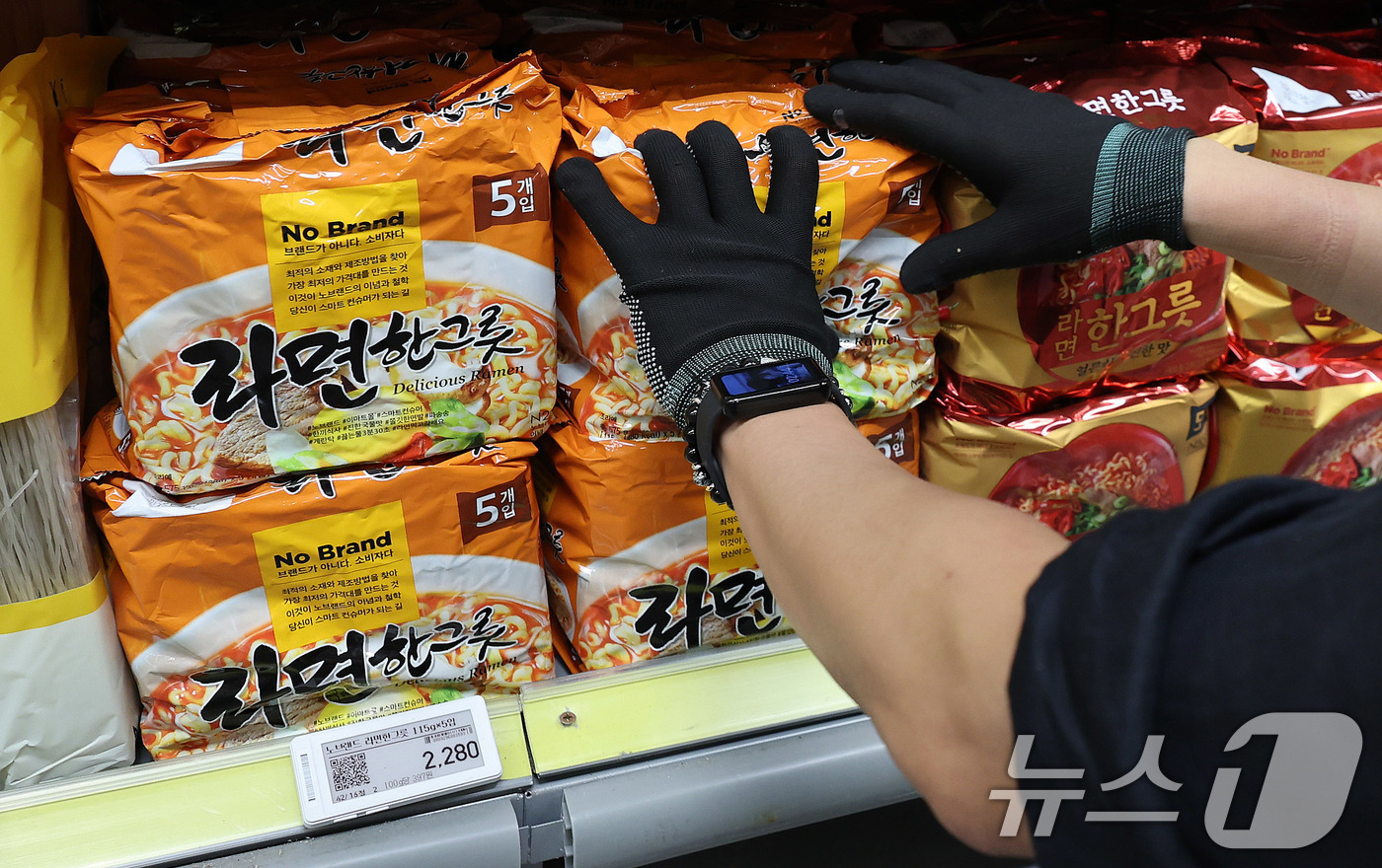 (서울=뉴스1) 박지혜 기자 = 29일 서울 이마트 용산점에서 직원이 PB 상품인 노브랜드 라면한그릇(봉지당 456원)을 진열하고 있다.주요 대형마트와 편의점들이 선보인 400∼5 …