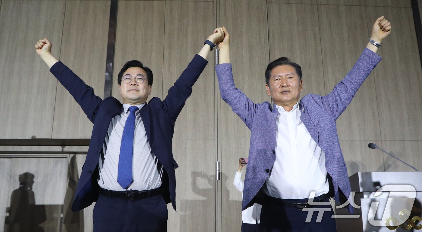 본문 이미지 - 더불어민주당 당권에 도전하는 박찬대·정청래 의원이 29일 오후 충북 청주시 오송읍 오스코에서 열린 ‘더민주전국혁신회의 전국대회’에 참석해 정견 발표 뒤 만세를 하고 있다. 2025.6.29/뉴스1 ⓒ News1 김용빈 기자