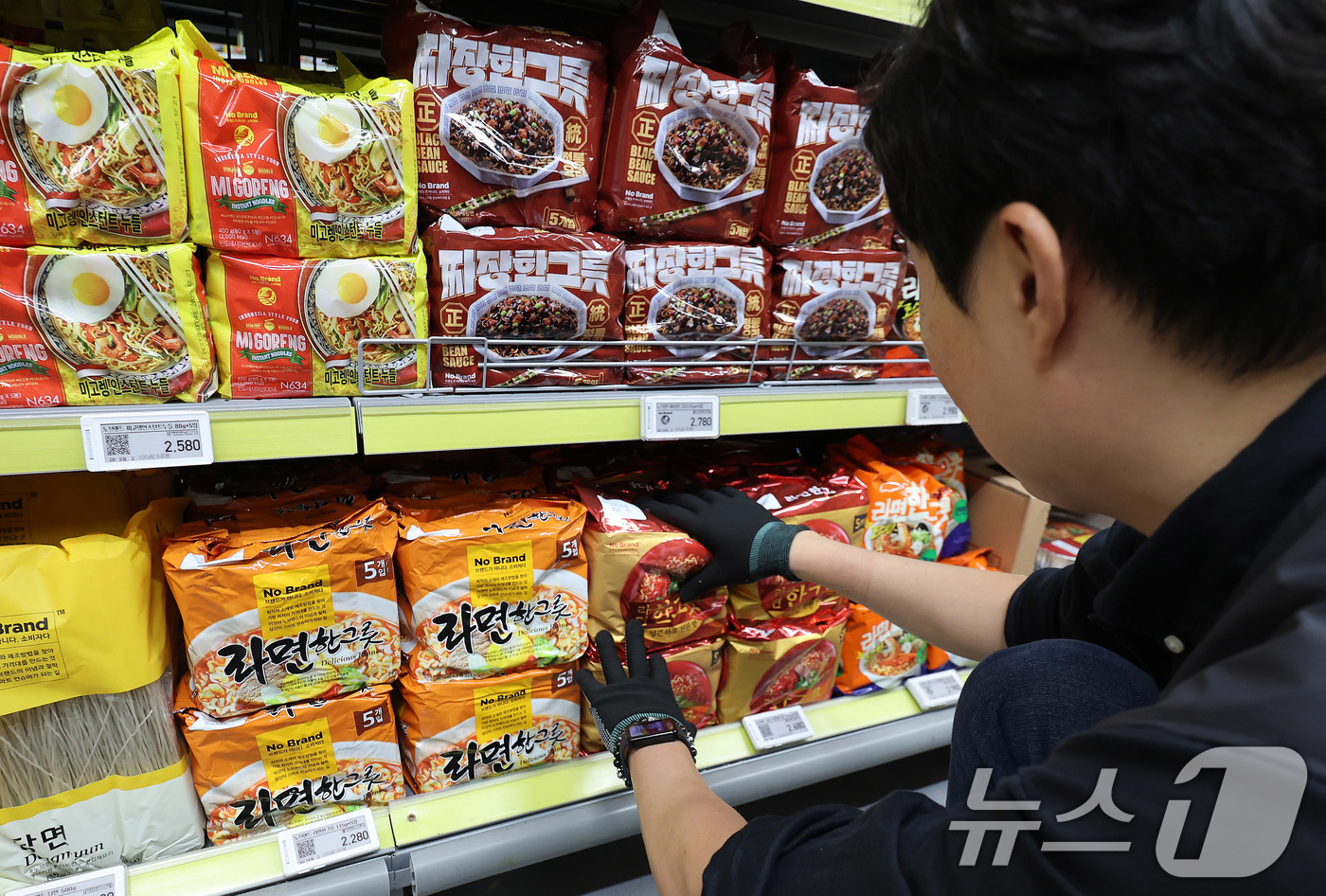 (서울=뉴스1) 박지혜 기자 = 29일 서울 이마트 용산점에서 직원이 PB 상품인 노브랜드 라면한그릇(봉지당 456원)을 진열하고 있다.주요 대형마트와 편의점들이 선보인 400∼5 …