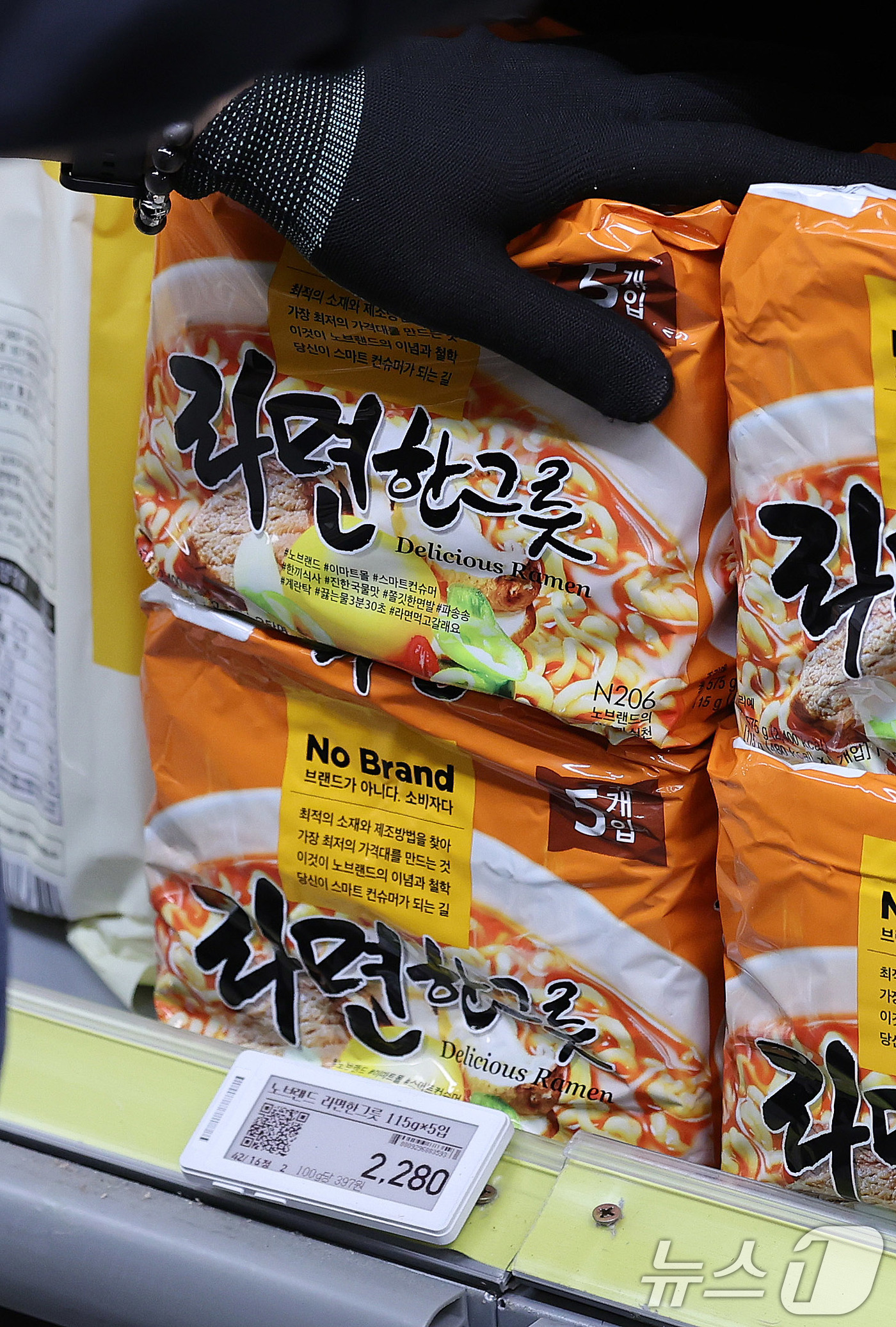 (서울=뉴스1) 박지혜 기자 = 29일 서울 이마트 용산점에서 직원이 PB 상품인 노브랜드 라면한그릇(봉지당 456원)을 진열하고 있다.주요 대형마트와 편의점들이 선보인 400∼5 …